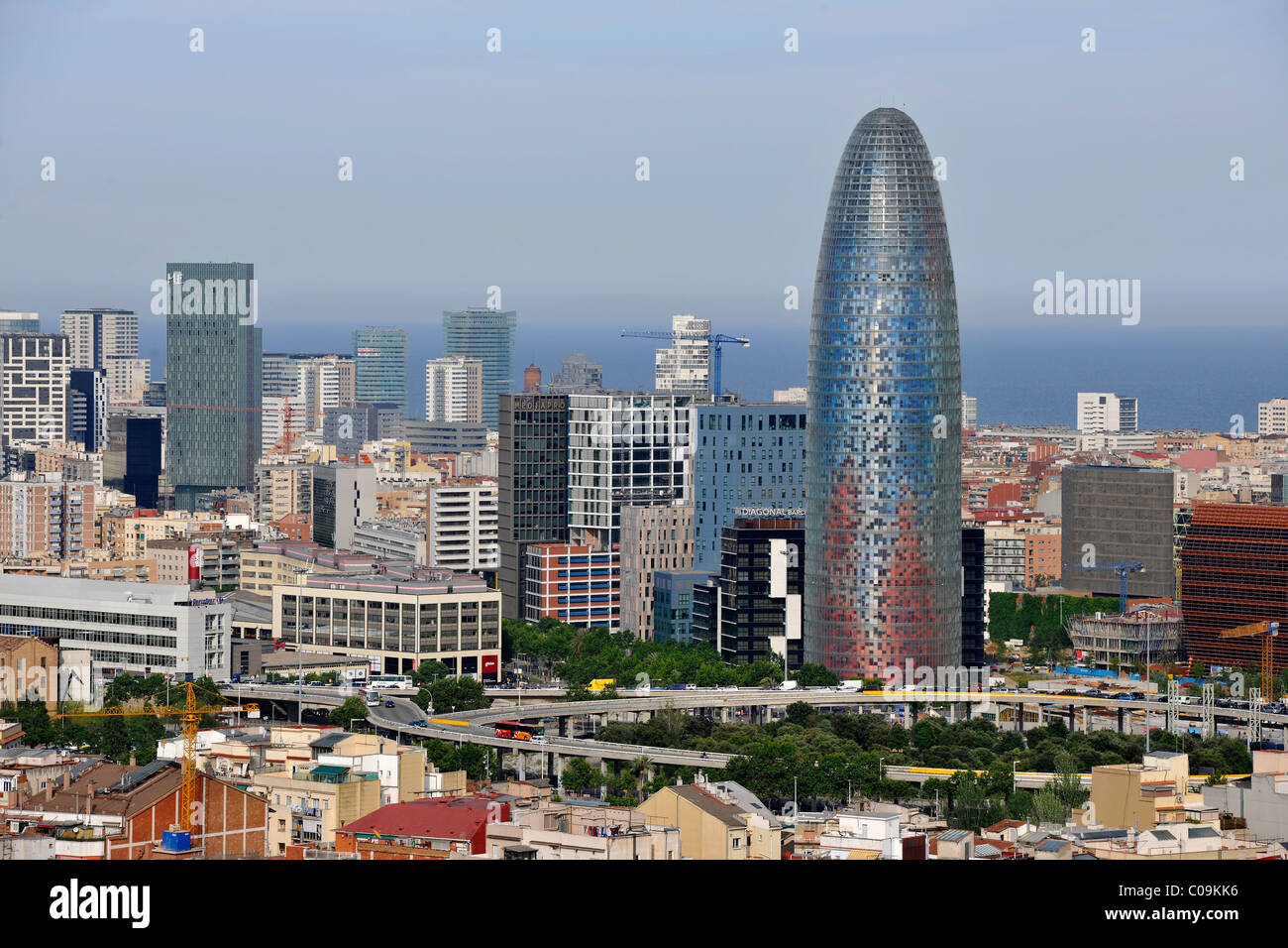 Vista della Torre Agbar torre di uffici, Plaça de les Glories Catalanes, Barcellona, in Catalogna, Spagna, Europa Foto Stock