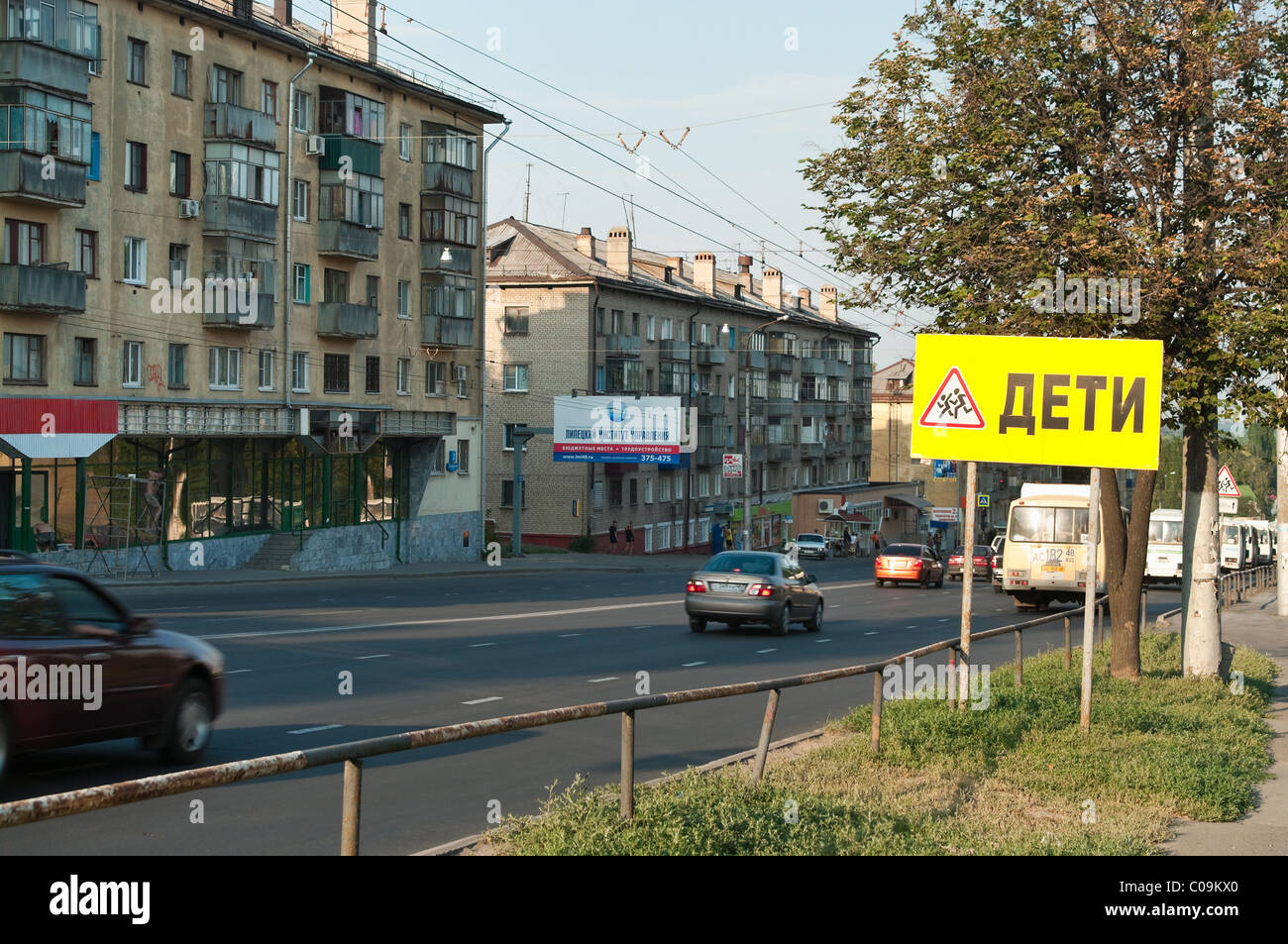 Street Studenovskaya a Lipetsk, Russia. Un cartello che diceva "bambini" Foto Stock