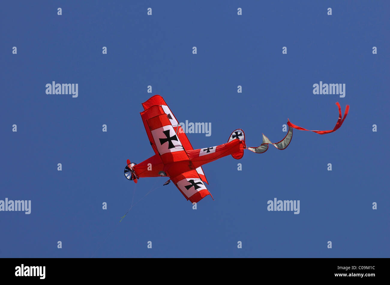 Red double-decker come un aquilone in volo Foto Stock