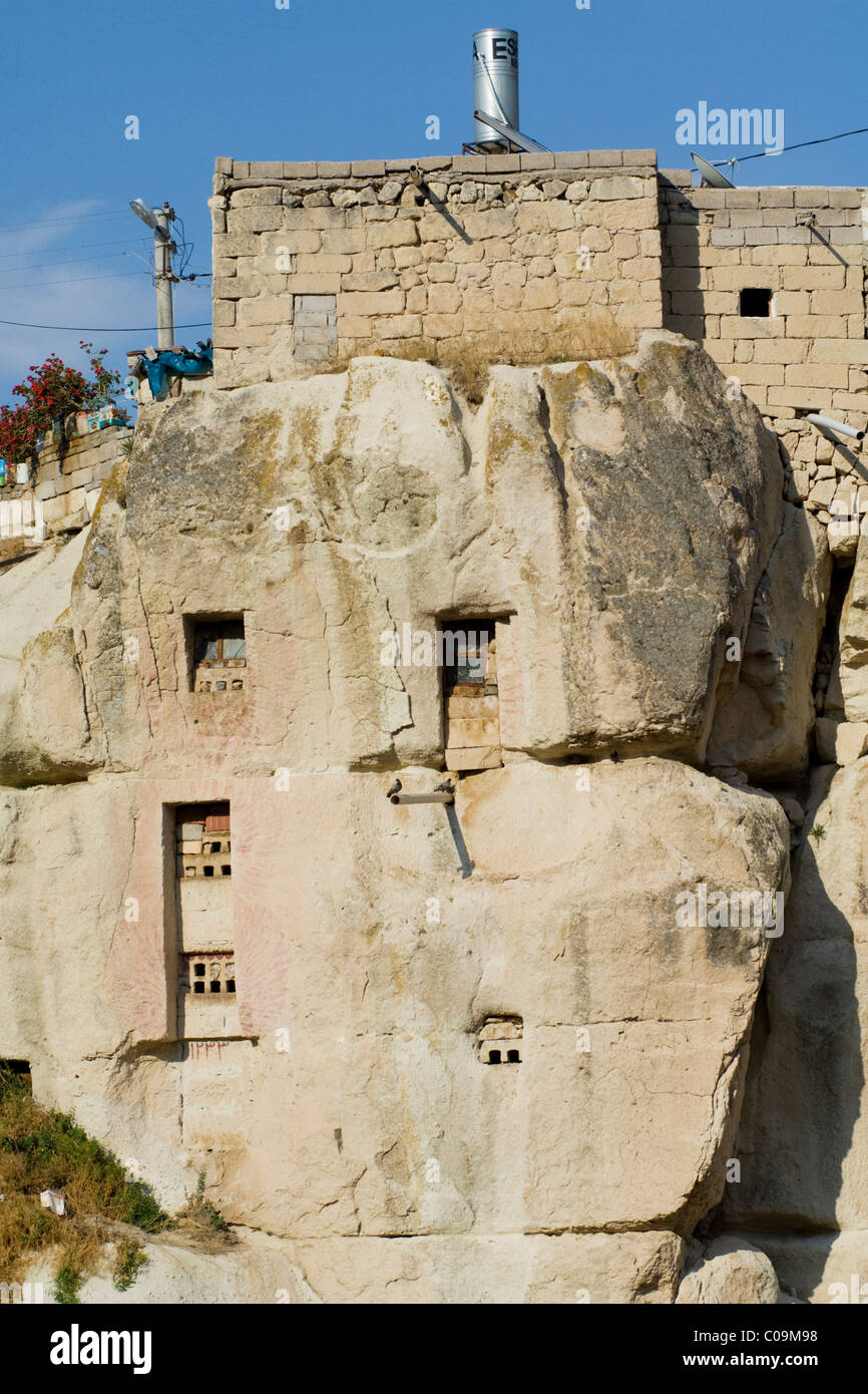 Colombaia in pareti di roccia in Ortahisar, Cappadocia, Anatolia, Turchia, Asia Foto Stock