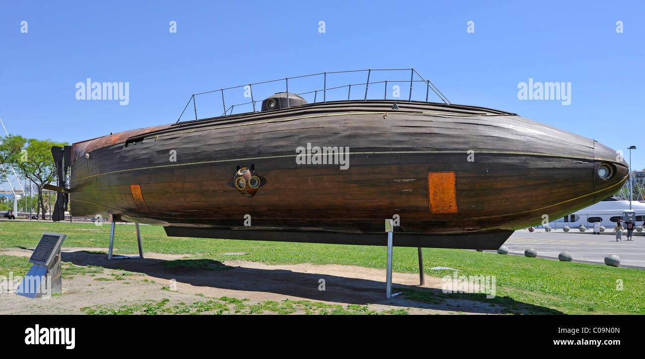 La replica della Ictineo II, il primo al mondo sottomarino, fonte di ispirazione per il Nautilus, Port Vell di Barcellona, in Catalogna, Spagna Foto Stock