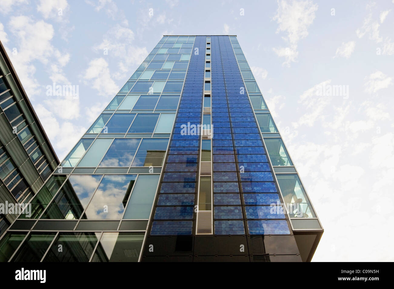 Alto edificio con pannelli solari sulla sua facciata di Freiburg im Breisgau, Baden-Wuerttemberg, Germania, Europa Foto Stock