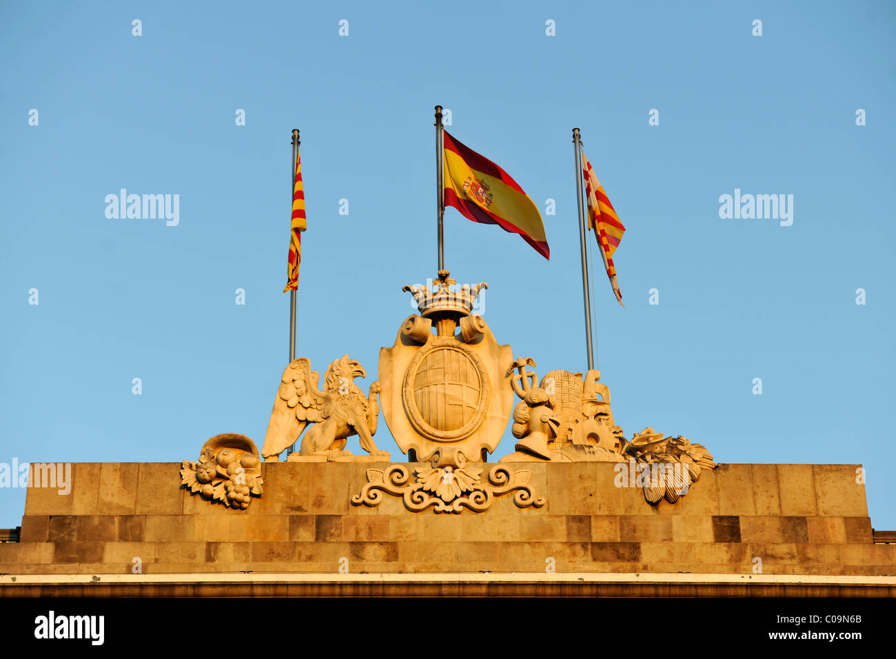 Town Hall, Spagnolo e Catalano bandiera, la bandiera della città di Barcellona, Plaça de Sant Jaume, Barcellona, in Catalogna, Spagna, Europa Foto Stock