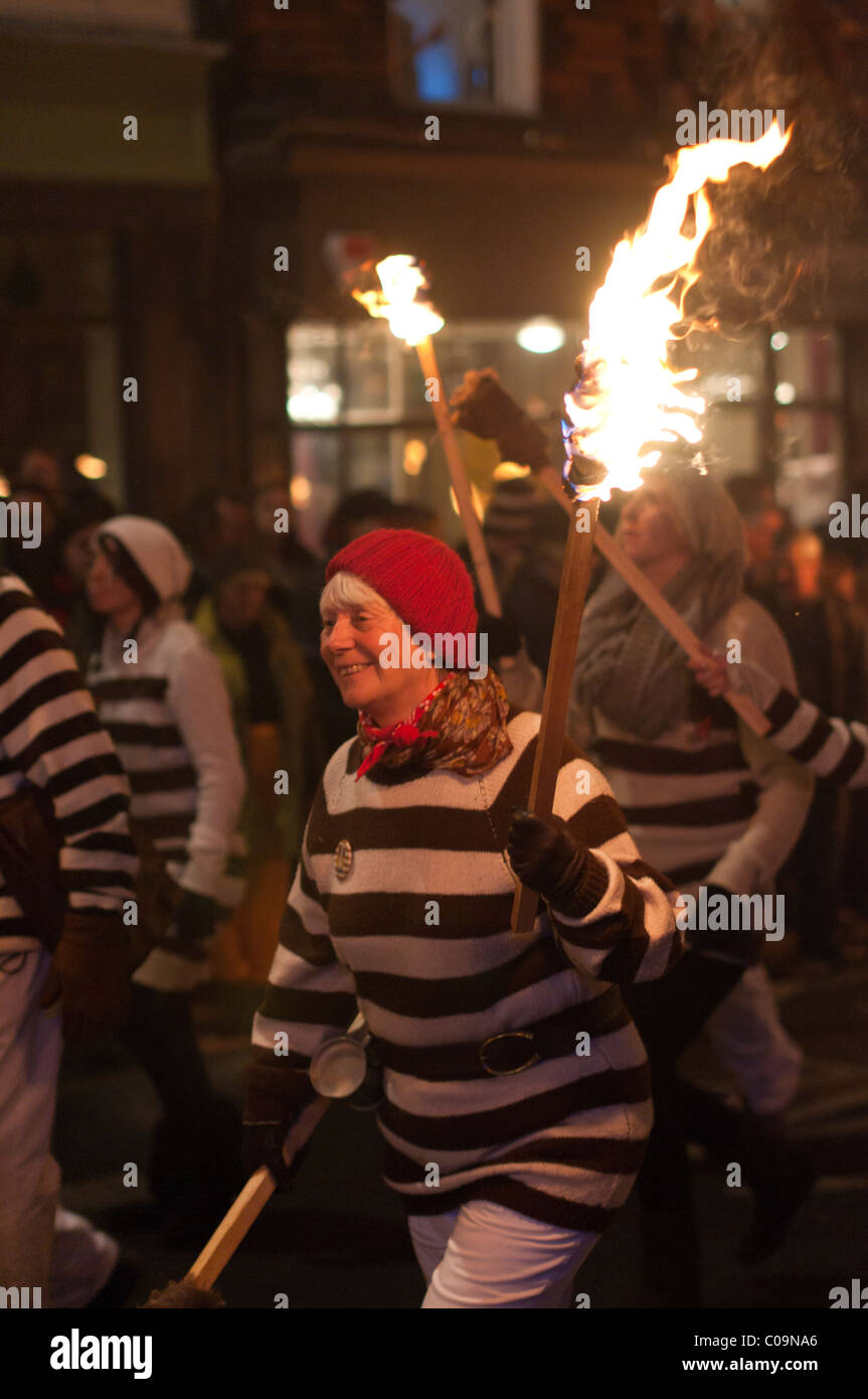 L annuale notte dei falò parata tenutasi a Lewes, East Sussex. Il festival celebra 17 martiri protestante ucciso nel 1500 Foto Stock