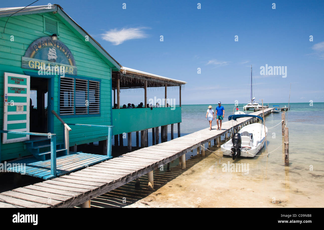 Un paio di passi verso il basso un dock in prossimità di un lato oceano del ristorante. Foto Stock