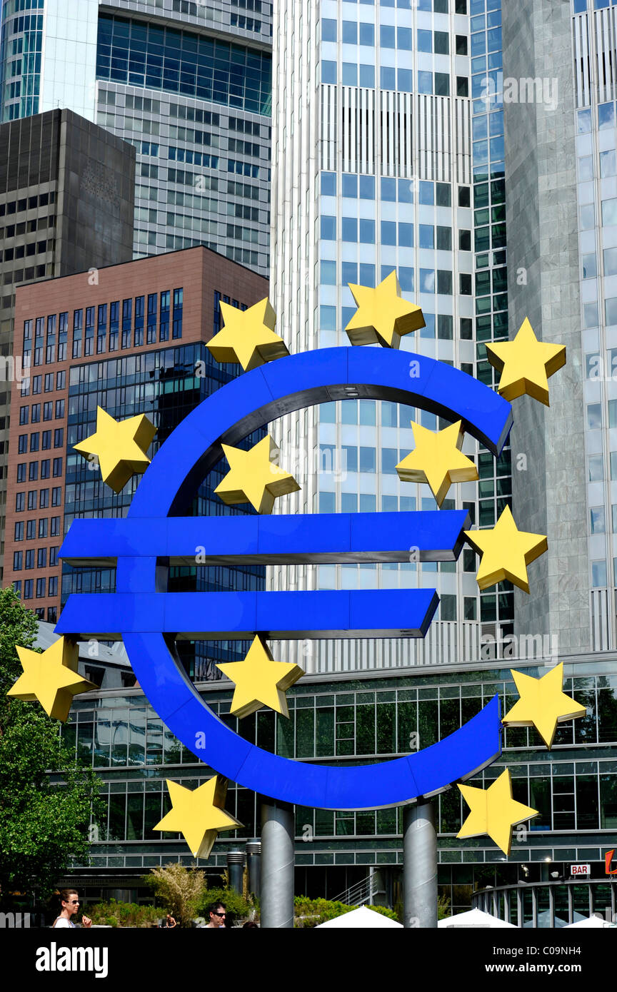 Simbolo dell'euro, Banca centrale europea BCE, Willy-Brandt-Platz, il quartiere finanziario di Francoforte am Main, Hesse, Germania, Europa Foto Stock