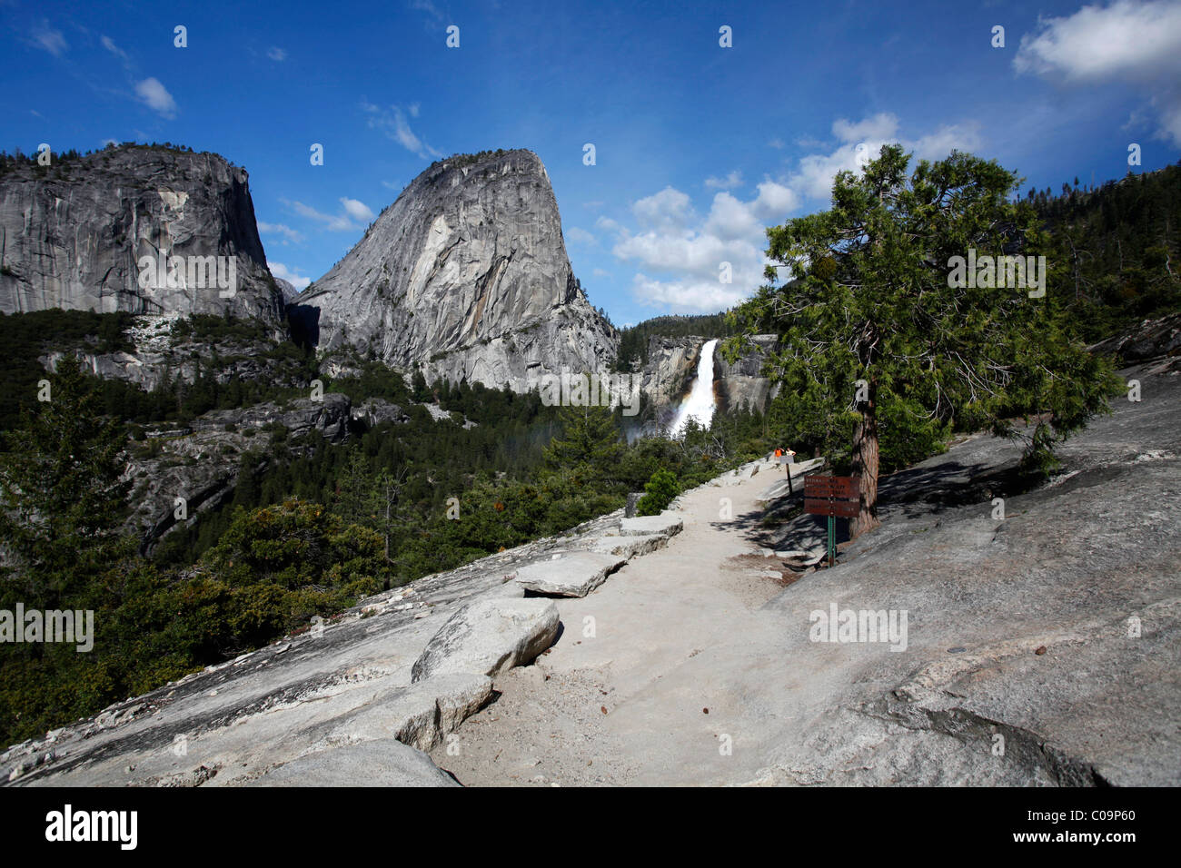 Nevada Falls e Liberty Cap, del Parco Nazionale Yosemite, California, Stati Uniti d'America Foto Stock