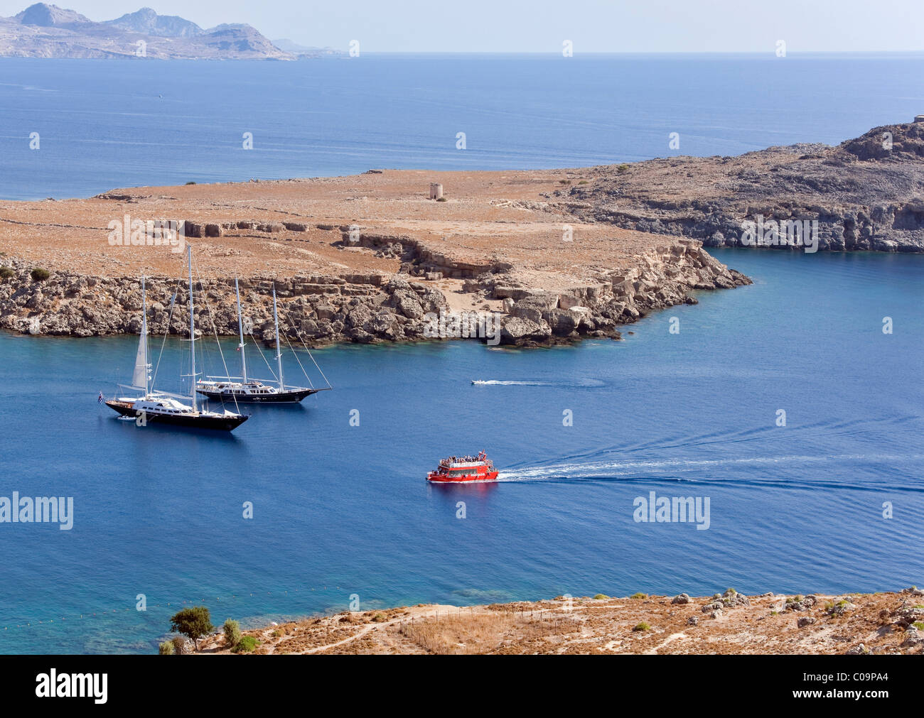 Barche al largo della costa di Lindos, l' Isola di Rodi, DODECANNESO Grecia, Europa Foto Stock