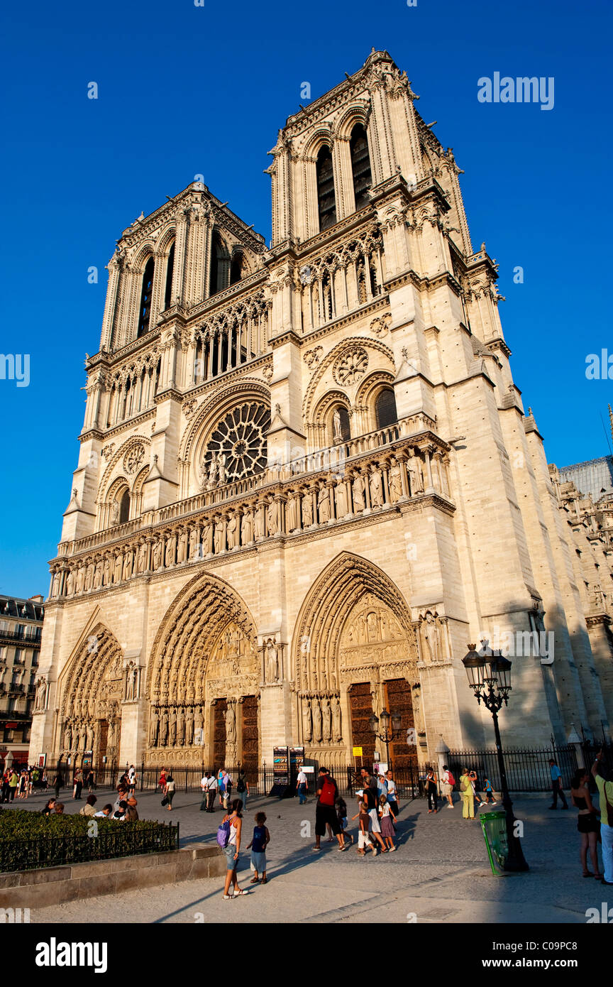 La facciata ovest o facciata principale della cattedrale di Notre Dame di Parigi Ile de France, Francia, Europa Foto Stock