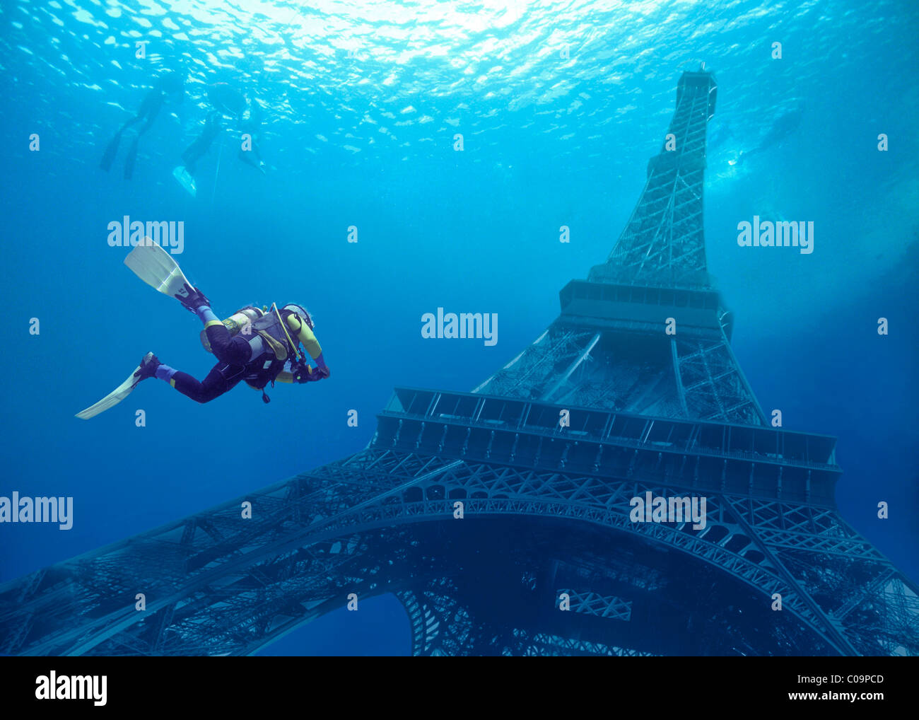 Torre Eiffel sotto l'acqua, immagine simbolica per il futuro innalzamento del livello del mare Foto Stock