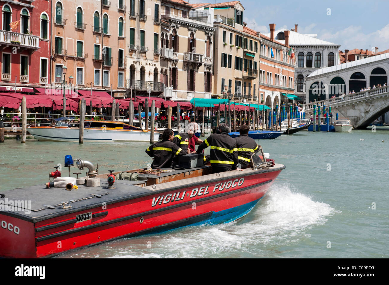 Fire boat, Vigili del Fuoco, sul Canal Grande di fronte al Ponte di Rialto, Venezia, Veneto, Italia, Europa Foto Stock