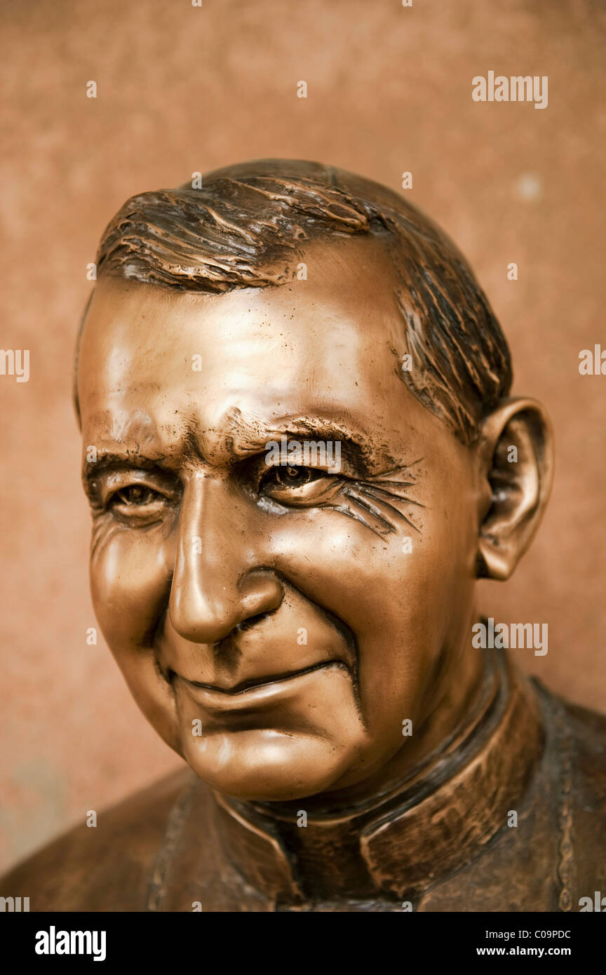 Testa della statua di Papa Giovanni Paolo I, precedentemente Albino