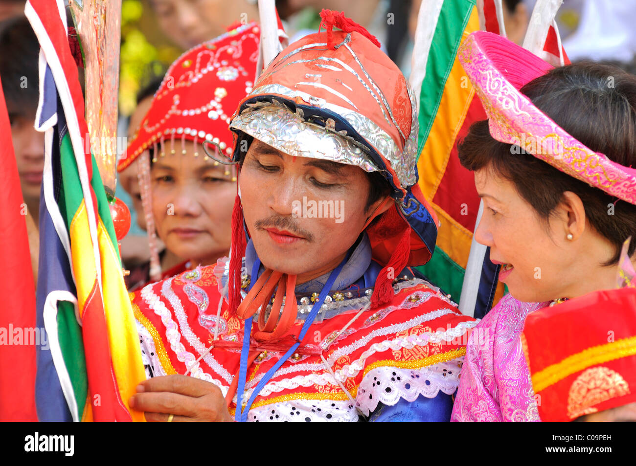 In danzatrice presso il più importante festival di Cham, Po Nagar tempio, Nha Trang, Vietnam, sud-est asiatico Foto Stock