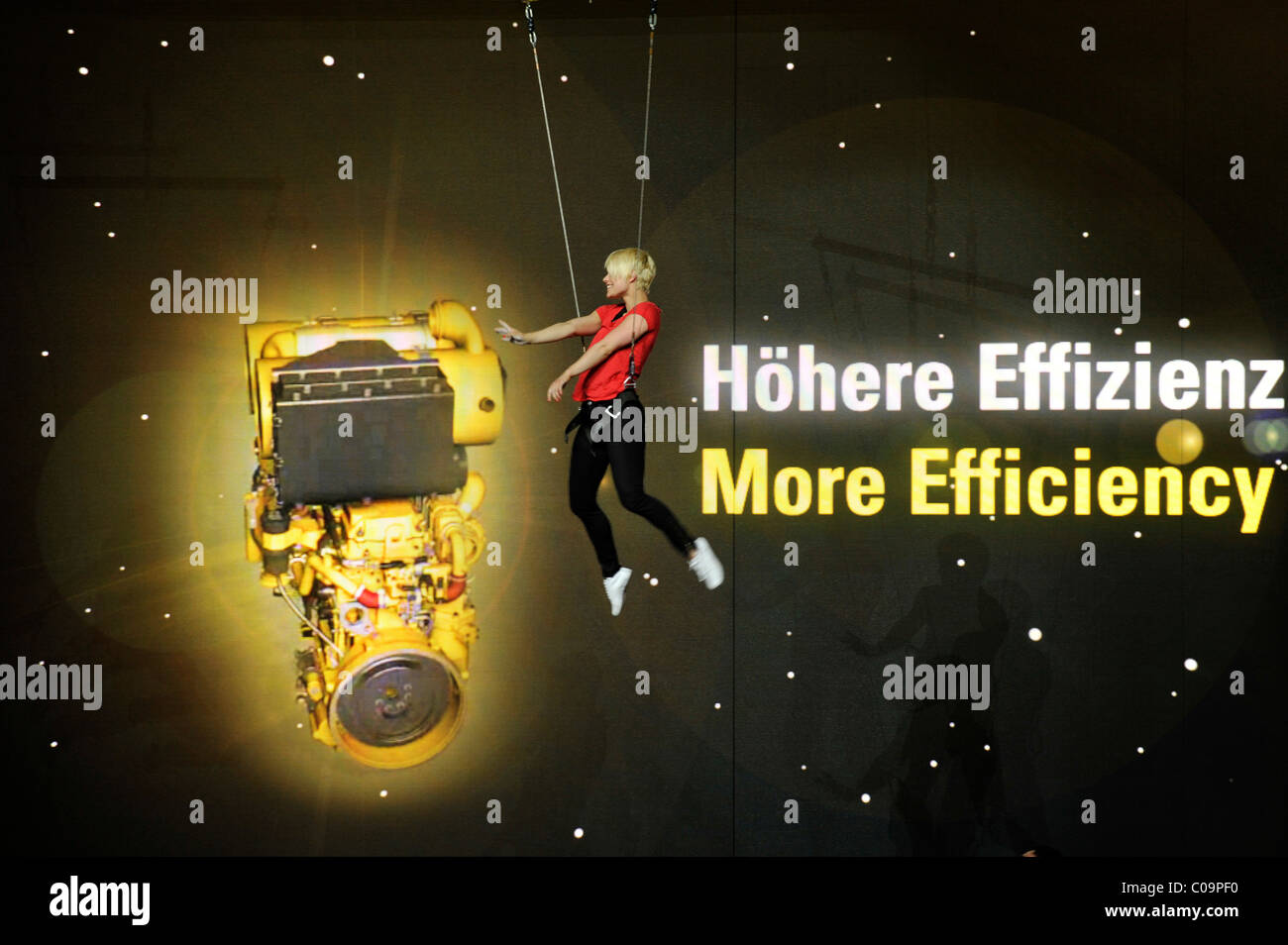 CATERPILLAR booth, spettacolo di danza, lettering "più efficienza", Bauma 2010 Fiera per macchinari da costruzione Foto Stock