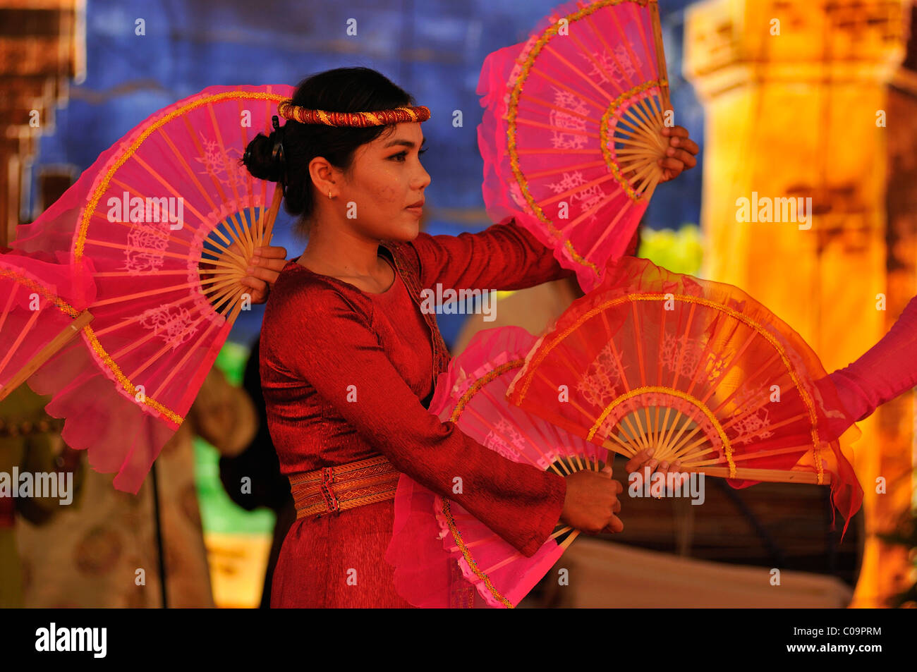 Danzatrice presso il più grande e il più importante festival religioso del Cham, Po Nagar tempio, Vietnam, sud-est asiatico Foto Stock