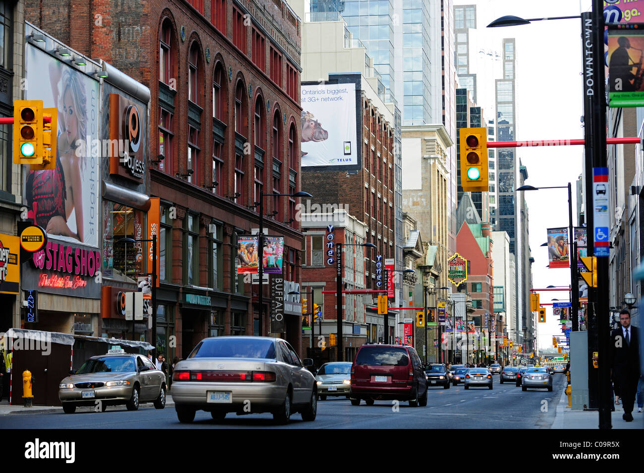Yonge Street, la più trafficata strada nel centro cittadino di Toronto, Ontario, Canada Foto Stock