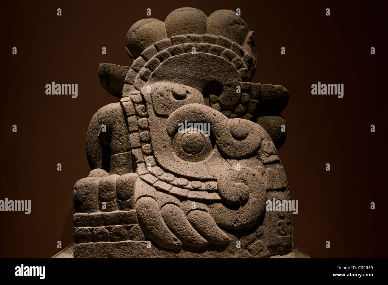 Azteca, Mexica, fuoco dio serpente Xiuhcoatl statua trovata nel Templo Mayor, Museo Nazionale di Antropologia di Città del Messico. Foto Stock