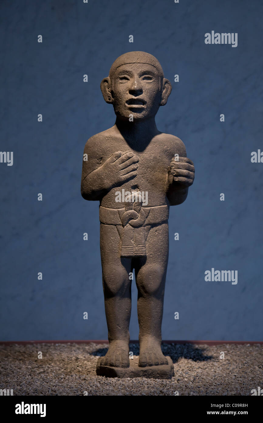 Statua di pietra raffigurante un guerriero azteco nel Museo Nazionale di Antropologia di Città del Messico. Foto Stock