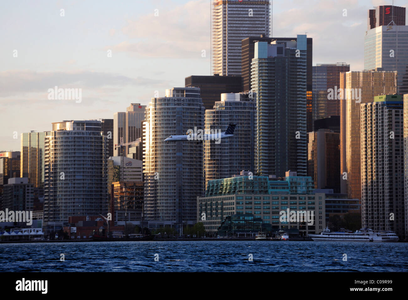 Aerei di atterraggio a City Centre Airport, Centro Isola, Toronto, Ontario, Canada Foto Stock