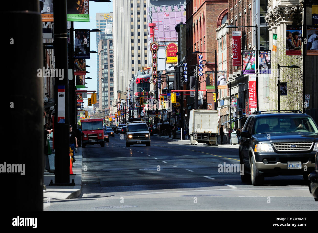 Yonge Street, la più trafficata strada nel centro cittadino di Toronto, Ontario, Canada Foto Stock