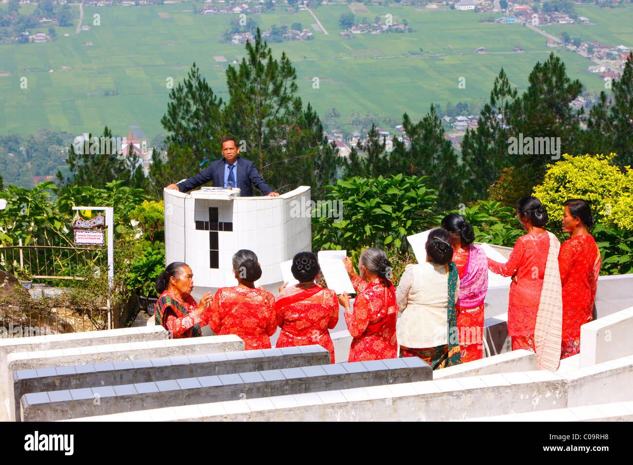 Servizio devozionale su Salib Kasih montagna, Dr. Ludwig Ingwer Nommensen Memorial, Tarutung, Batak regione, Sumatra, Indonesia Foto Stock
