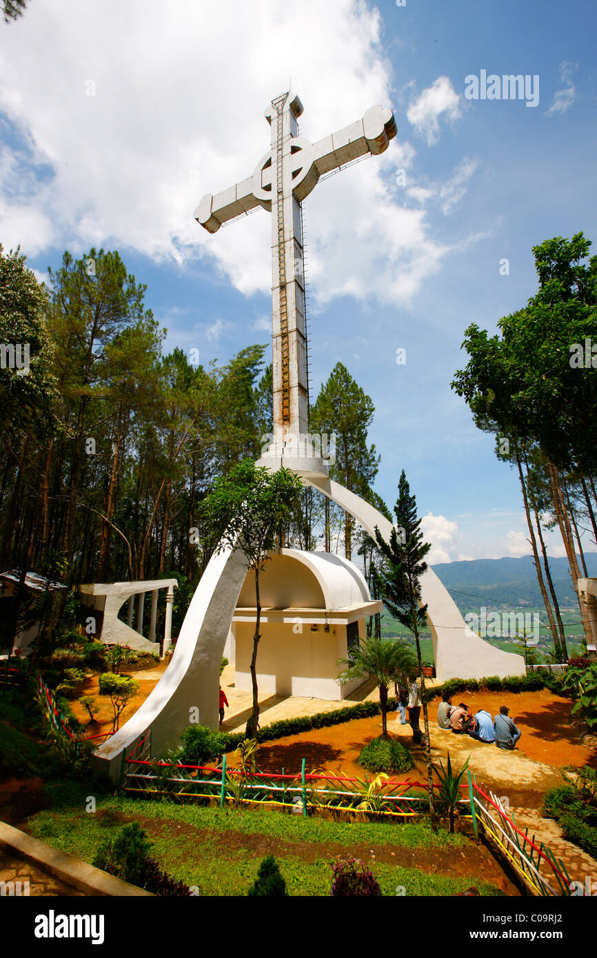 Crocifisso, Dr. Ludwig Ingwer Nommensen Memorial, stile indù, sul Salib Kasih montagna, Tarutung, Batak regione di Sumatra Foto Stock