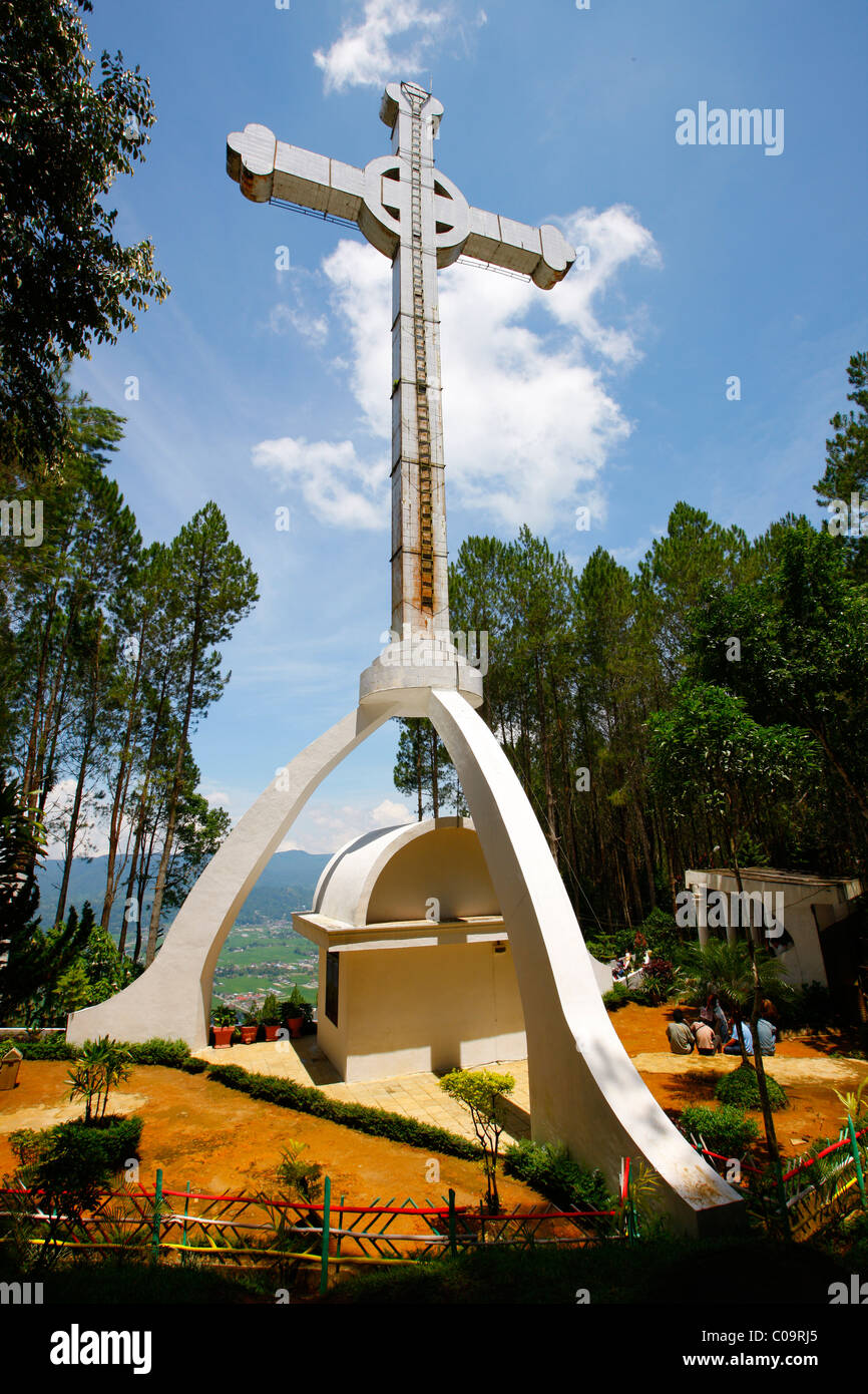 Crocifisso, Dr. Ludwig Ingwer Nommensen Memorial, stile indù, sul Salib Kasih montagna, Tarutung, Batak regione di Sumatra Foto Stock