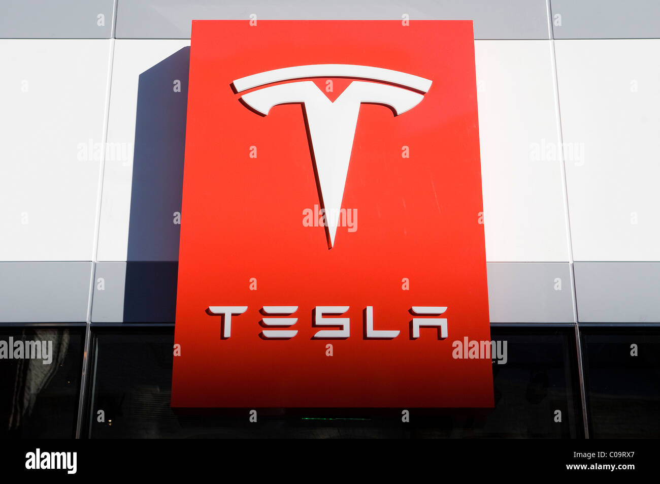 Una Tesla tutte le auto elettriche concessionaria showroom. Foto Stock