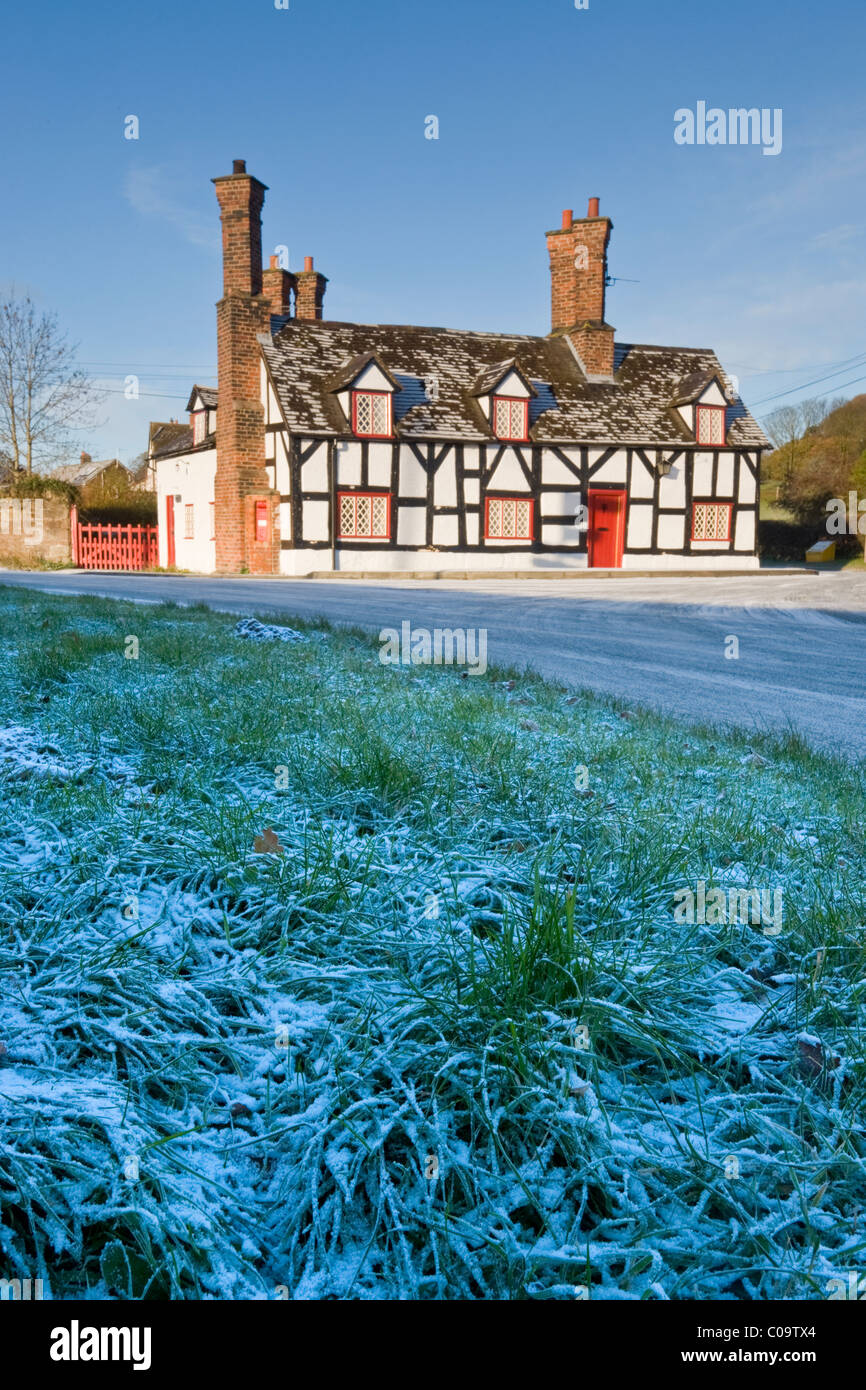 Grazioso Cottage di Cheshire nel villaggio di Beeston, Cheshire, Inghilterra, Regno Unito Foto Stock
