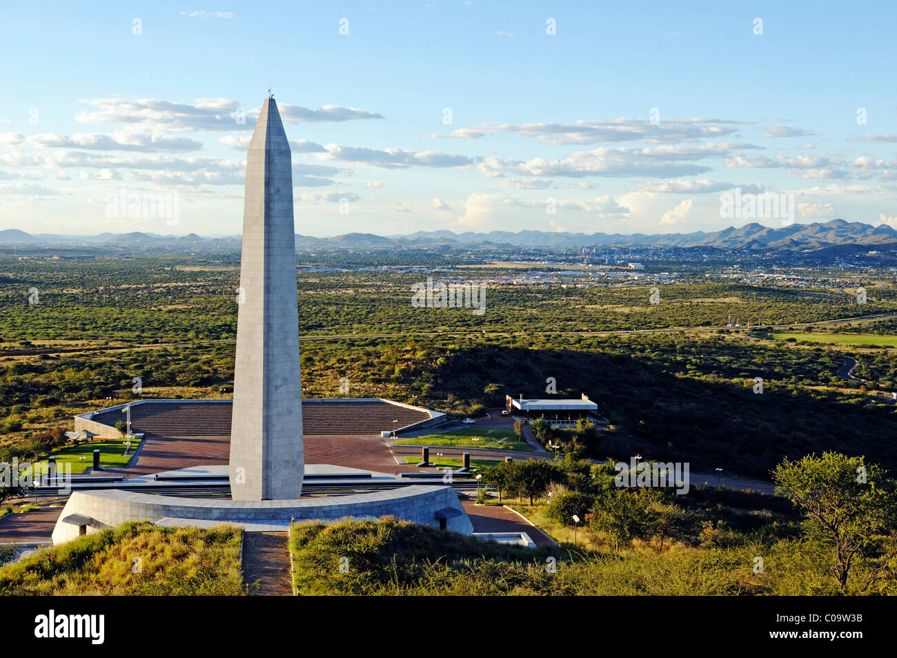 Vista da eroi di acro, degli eroi, campo memorial con marmo obelisco per gli eroi delle guerre di indipendenza, oltre il Khomas Foto Stock