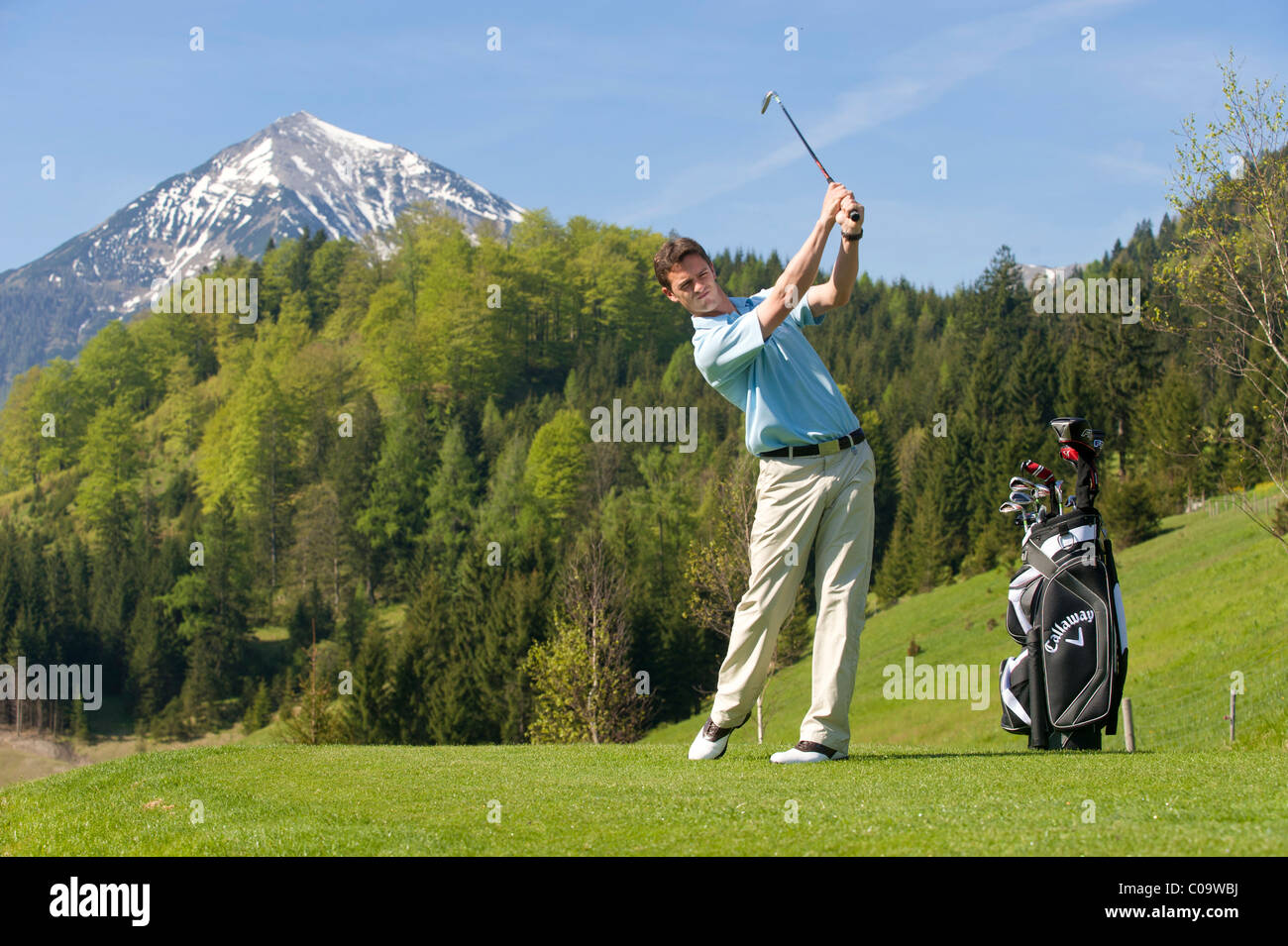 Il Golfer a tee, alpino campo da golf, Achenkirch, Tirolo, Austria, Europa Foto Stock