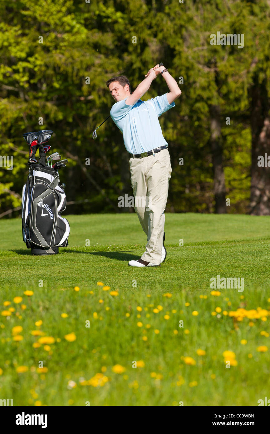 Il Golfer a tee, alpino campo da golf, Achenkirch, Tirolo, Austria, Europa Foto Stock