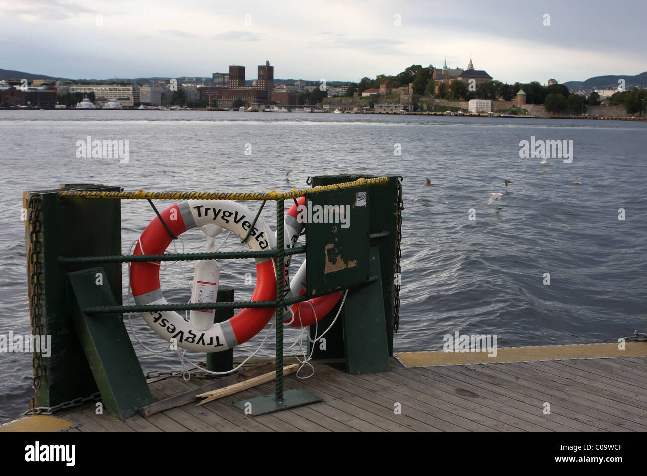 Vista del Municipio di Oslo e la Fortezza di Akershus dal molo Foto Stock