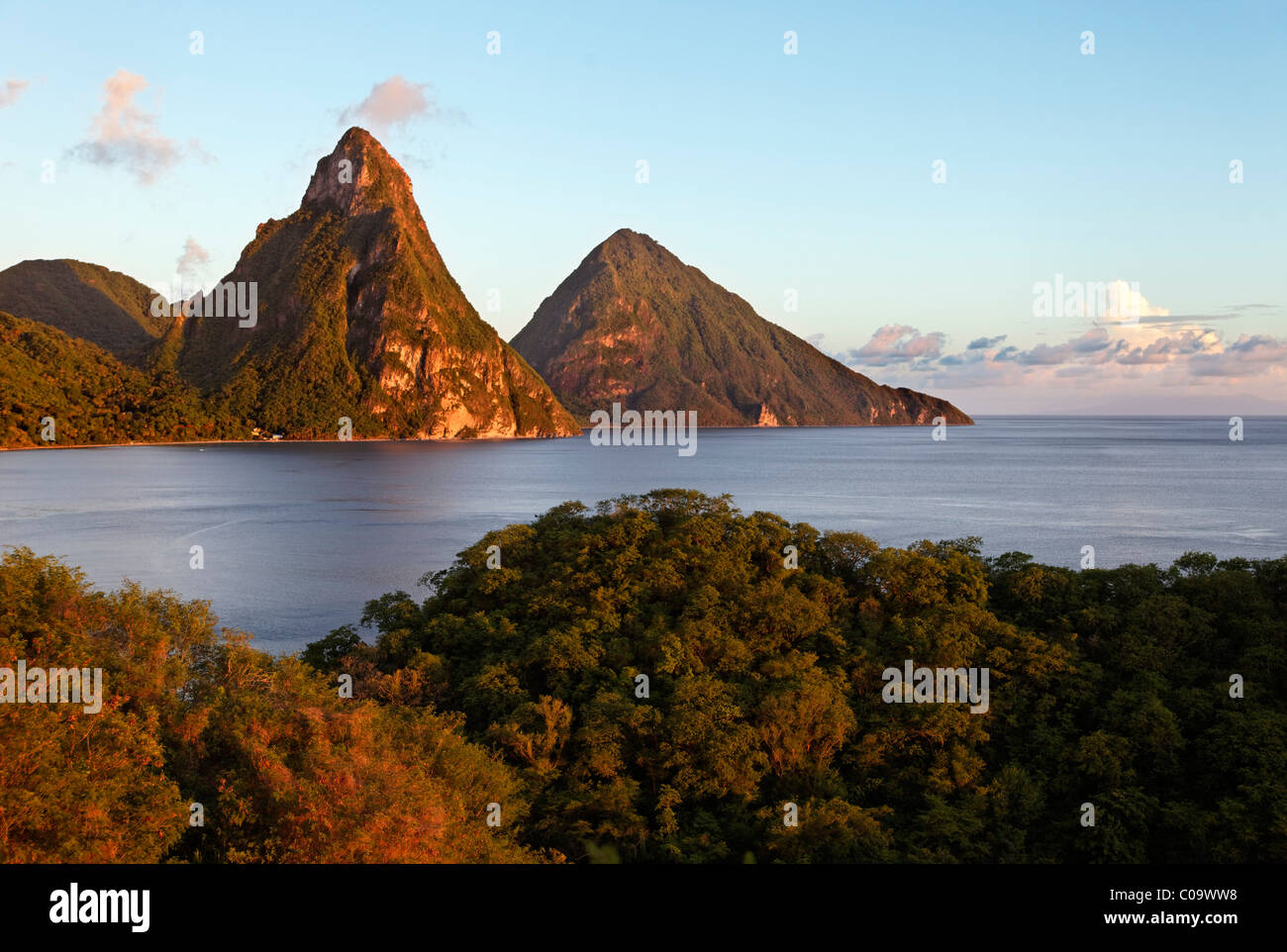 Montagne Piton, bay, foresta pluviale, nuvole, sera, romantico, Sito Patrimonio Mondiale dell'UNESCO, Soufrière, Saint Lucia, LCA Foto Stock