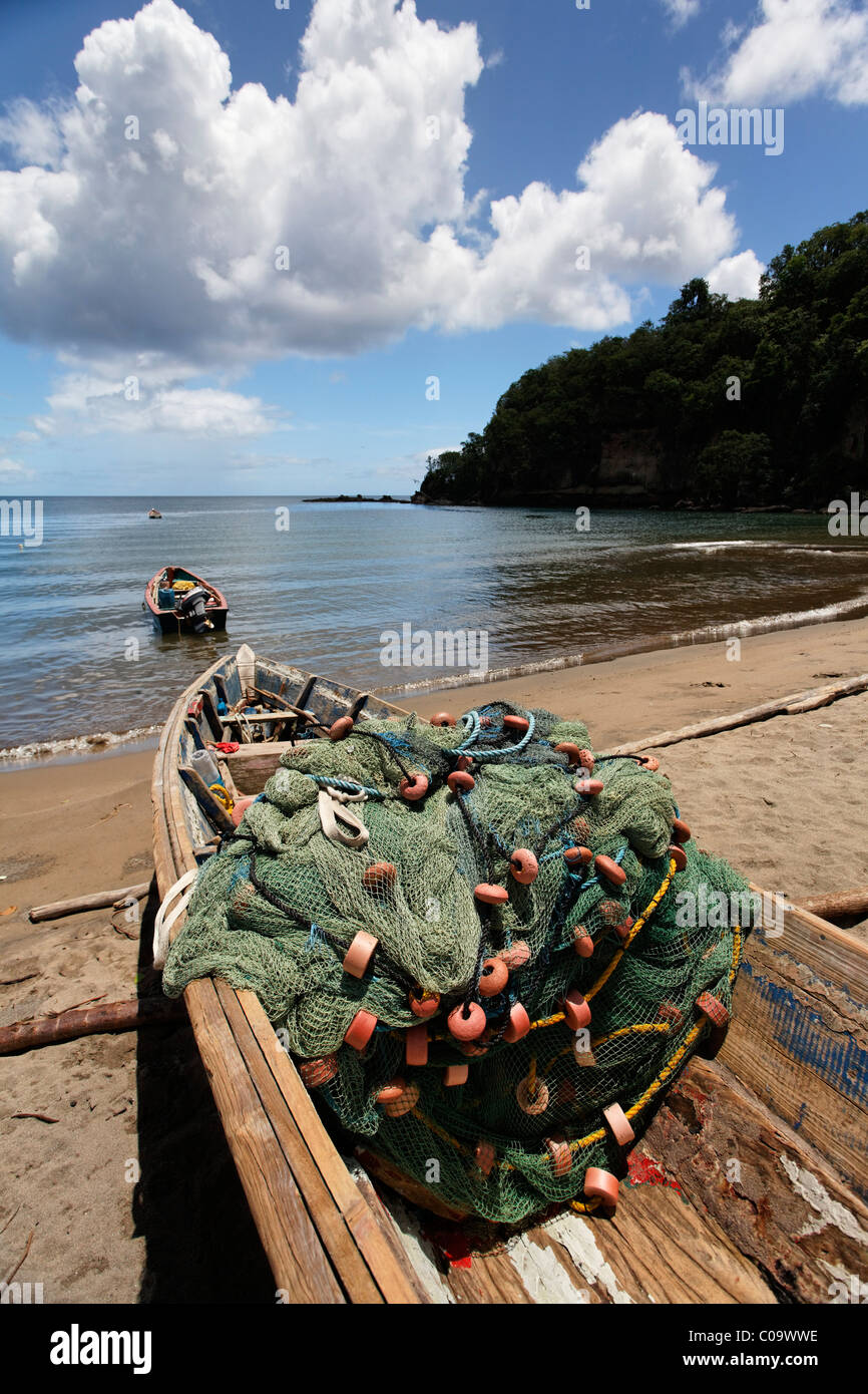 Barca da pesca su una spiaggia con un net, mare, Horizon, nuvole, Saint Lucia, LCA, isole Windward, Piccole Antille, dei Caraibi Foto Stock