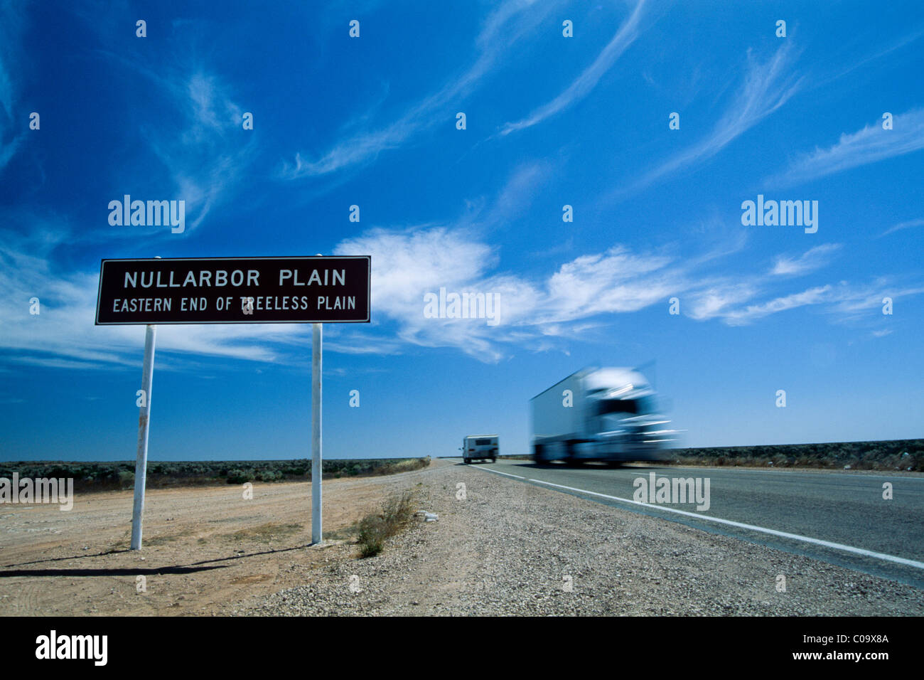 Nullabor Plain, camion su strada, South Australia, Australia Foto Stock
