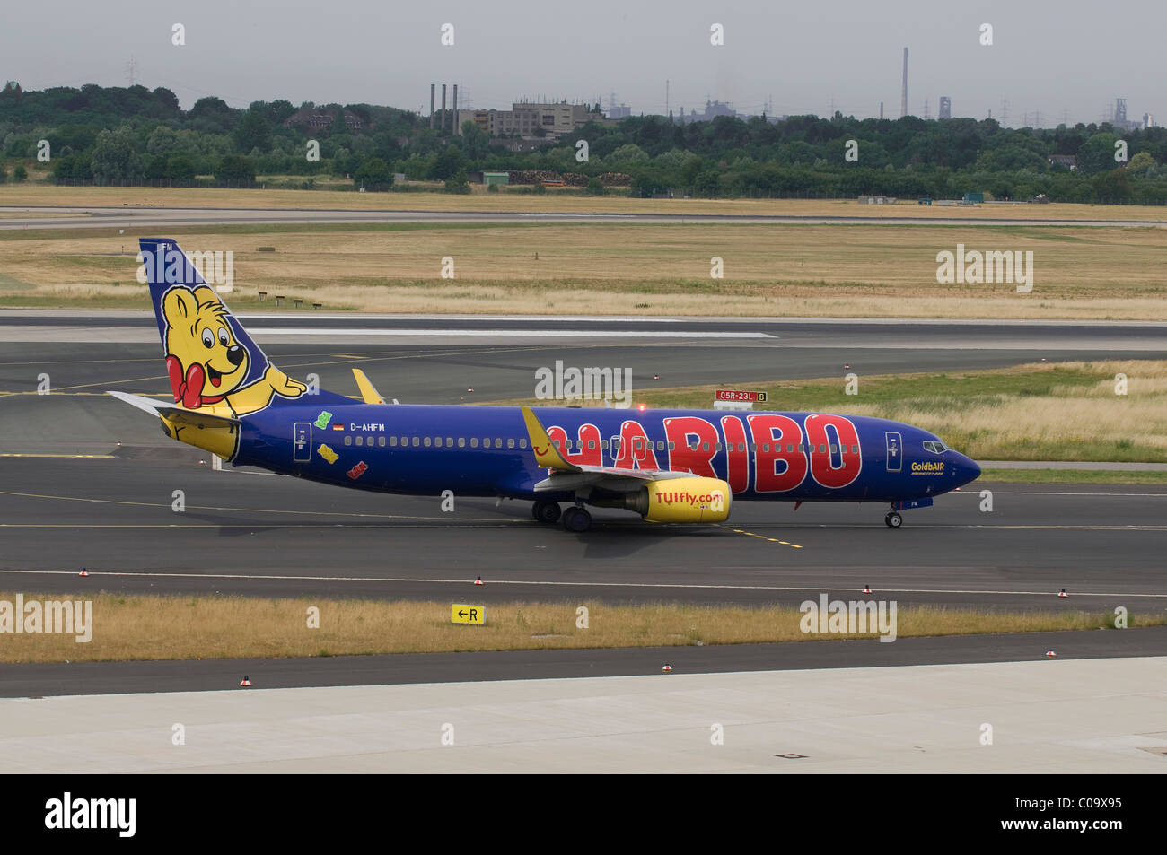 Haribo Logojet TUIfly Boeing 737-800, GoldbAIR sulla pista dell'aeroporto di Dusseldorf, Renania settentrionale-Vestfalia, Germania, Europa Foto Stock