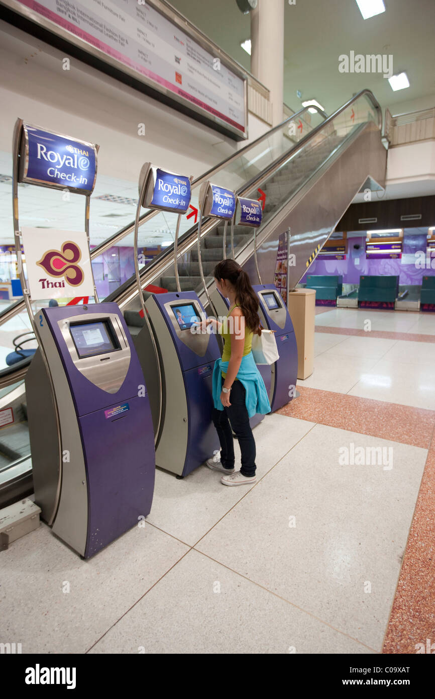 Ragazza giovane, circa 17 anni presso il self check-in, l'aeroporto di Phuket, Thailandia, Asia Foto Stock