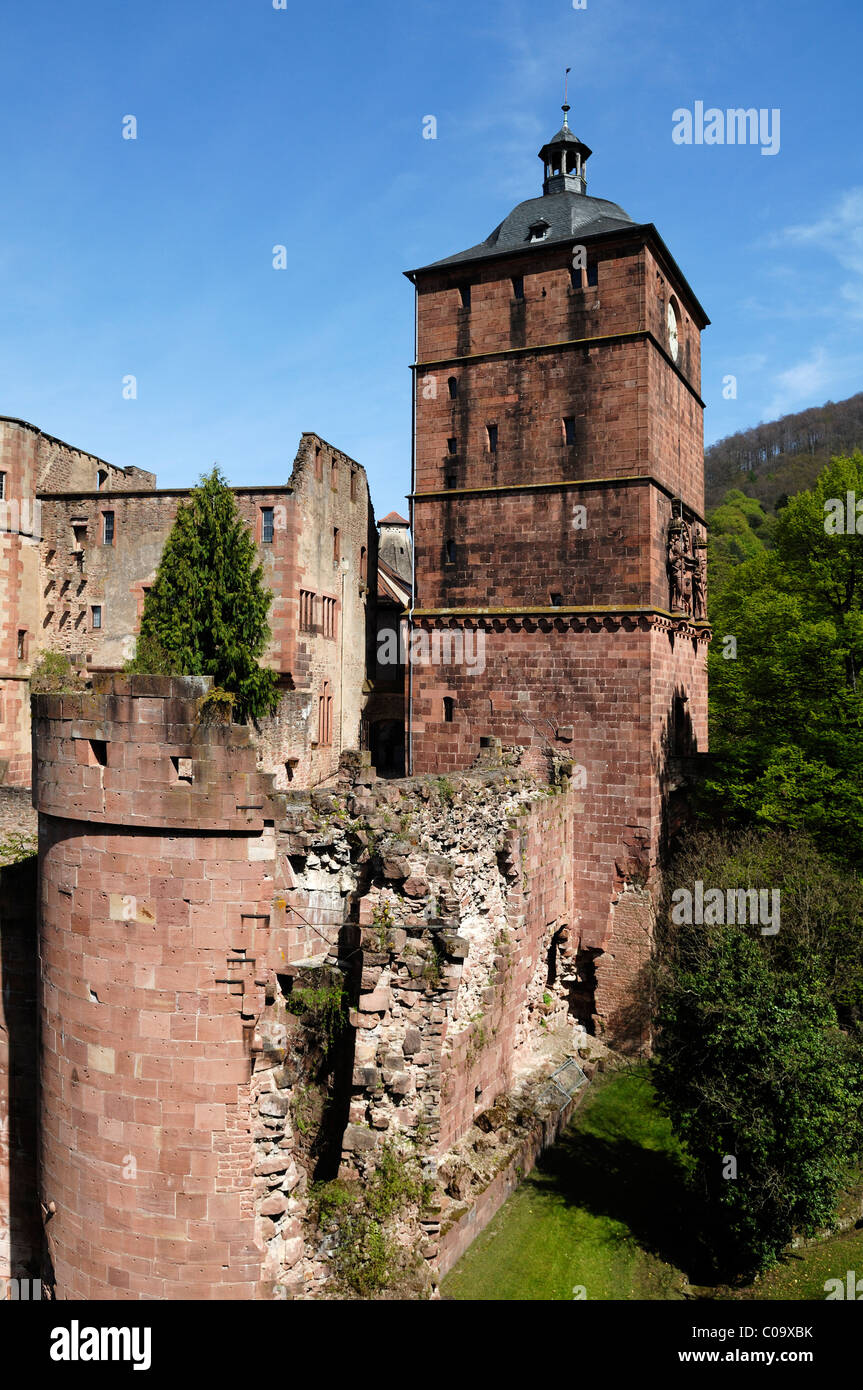 Castello di Heidelberg, distrutta nel 1689, nella parte anteriore, Seltenleer prigione tower, a destra, porta torre o torre dell orologio Foto Stock