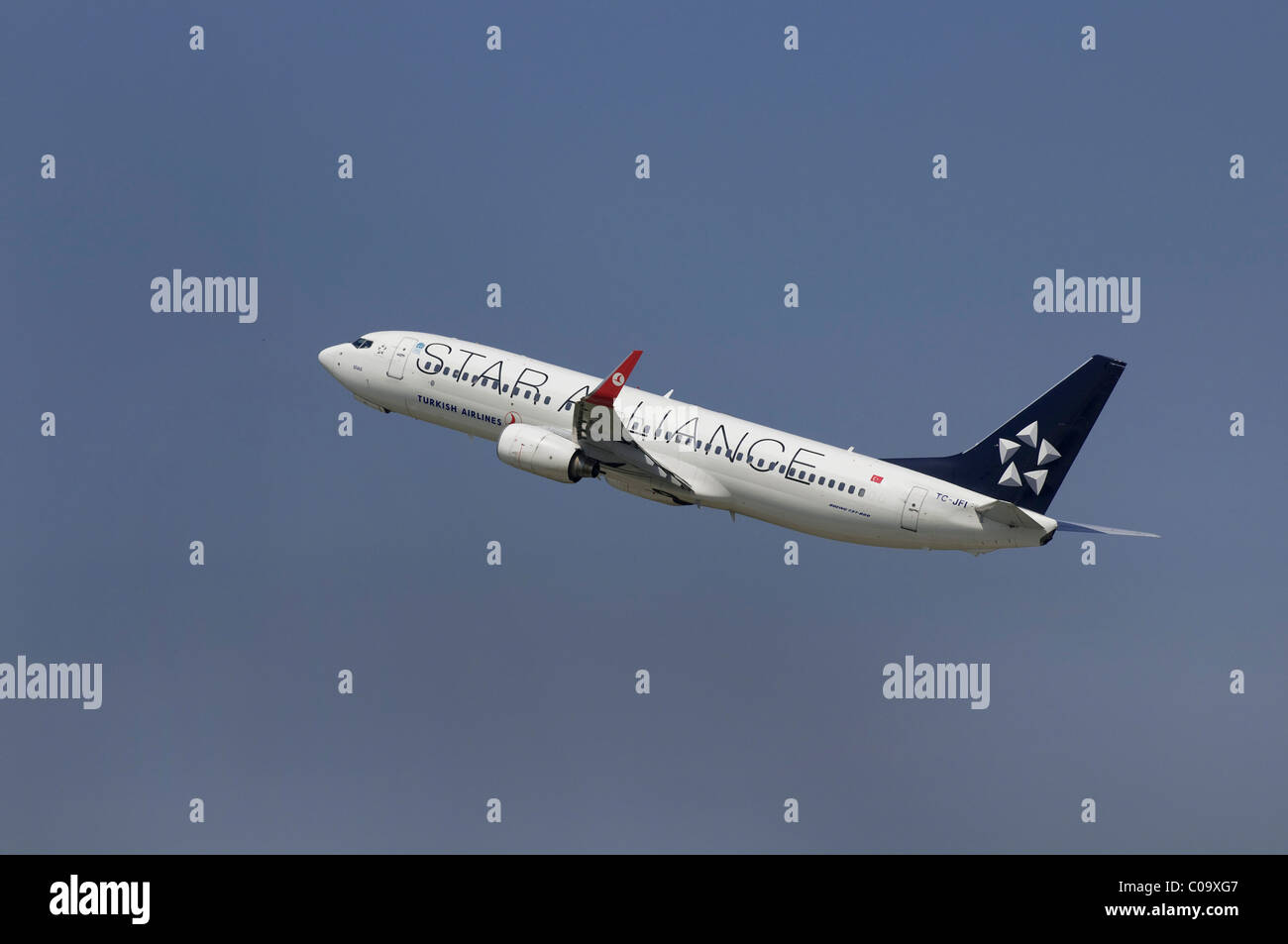 Gli aeromobili commerciali, arrampicarsi Turkish Airlines in unione "Star Alliance", con speciale vernice Foto Stock