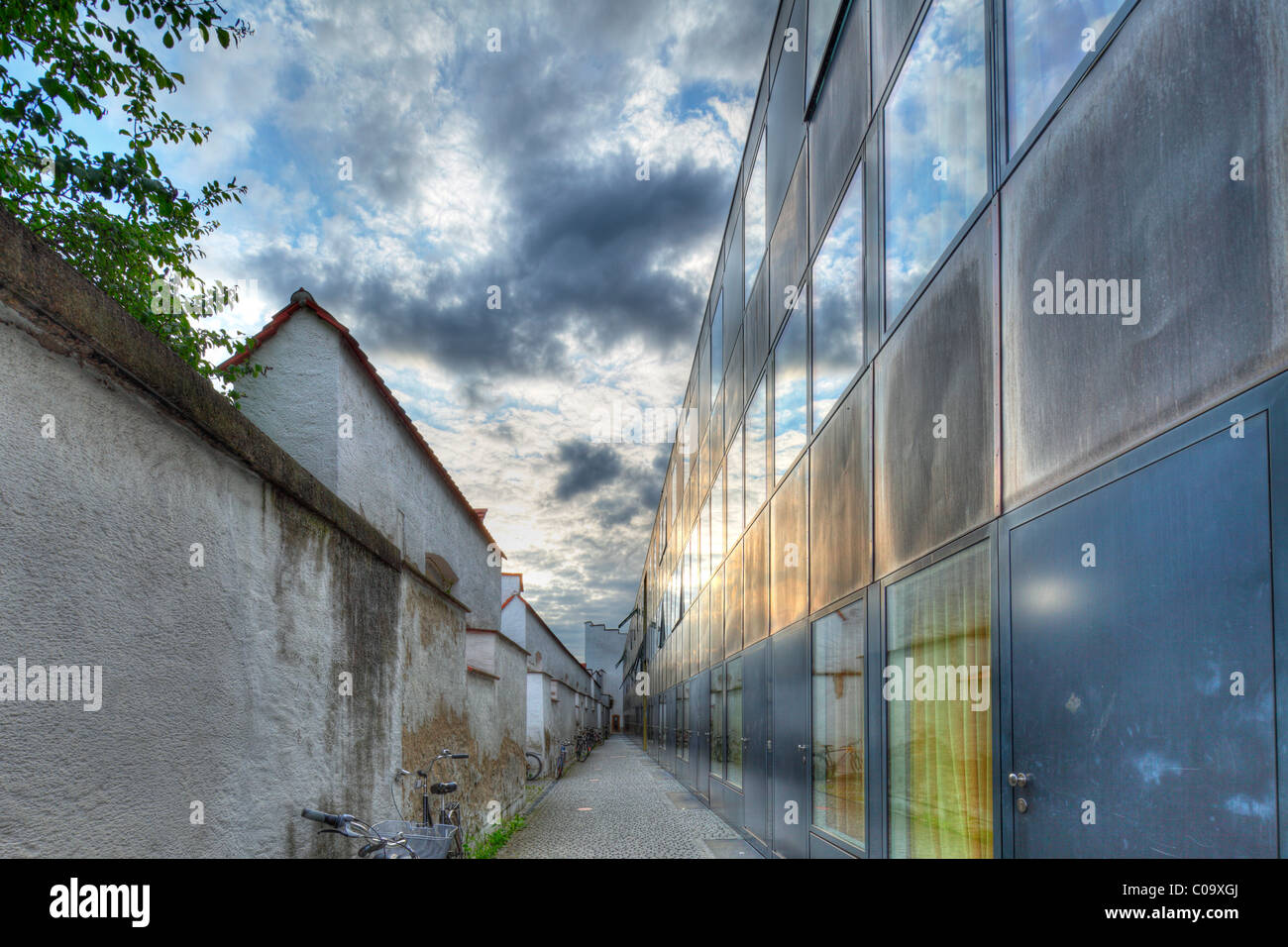 Le mura della città e la facciata moderna, Muenzbergstrasse street, Ingolstadt, Alta Baviera, Baviera, Germania, Europa Foto Stock