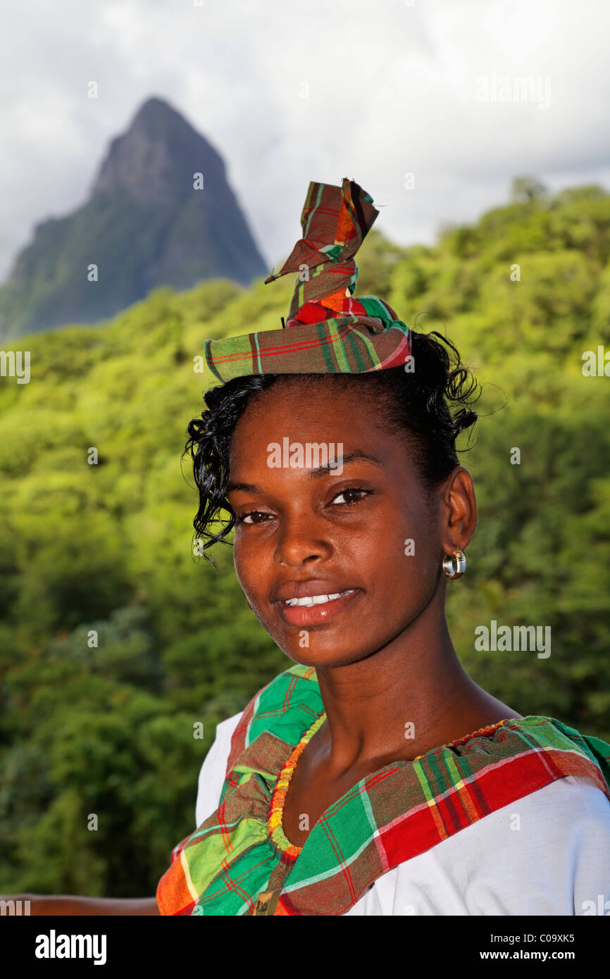 Giovane cameriera in abito tradizionale, Saint Lucian, Hotel di lusso e Anse Chastanet Resort, LCA, Saint Lucia, Saint Lucia Foto Stock