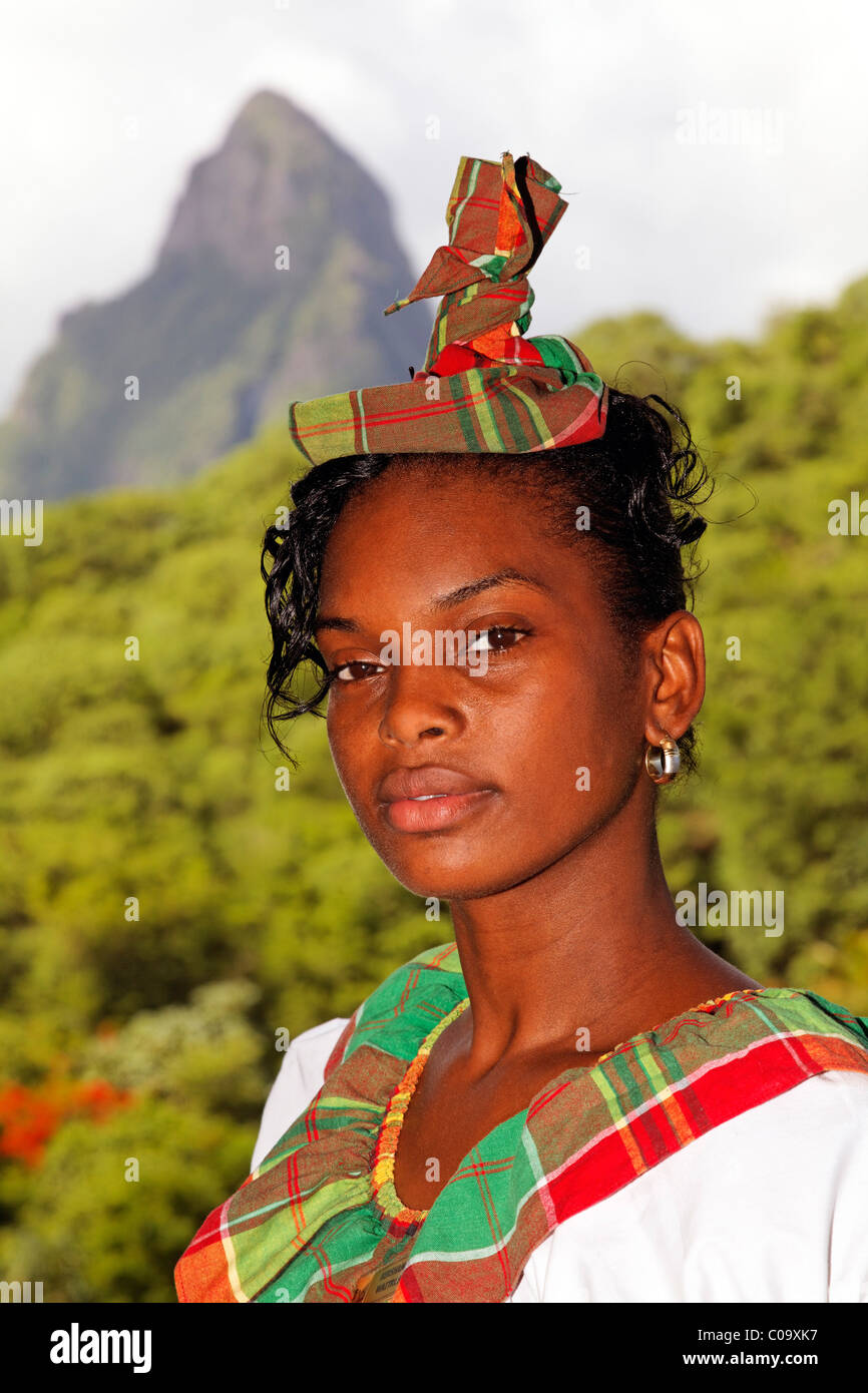 Giovane cameriera in abito tradizionale, Saint Lucian, Hotel di lusso e Anse Chastanet Resort, LCA, Saint Lucia, Saint Lucia Foto Stock