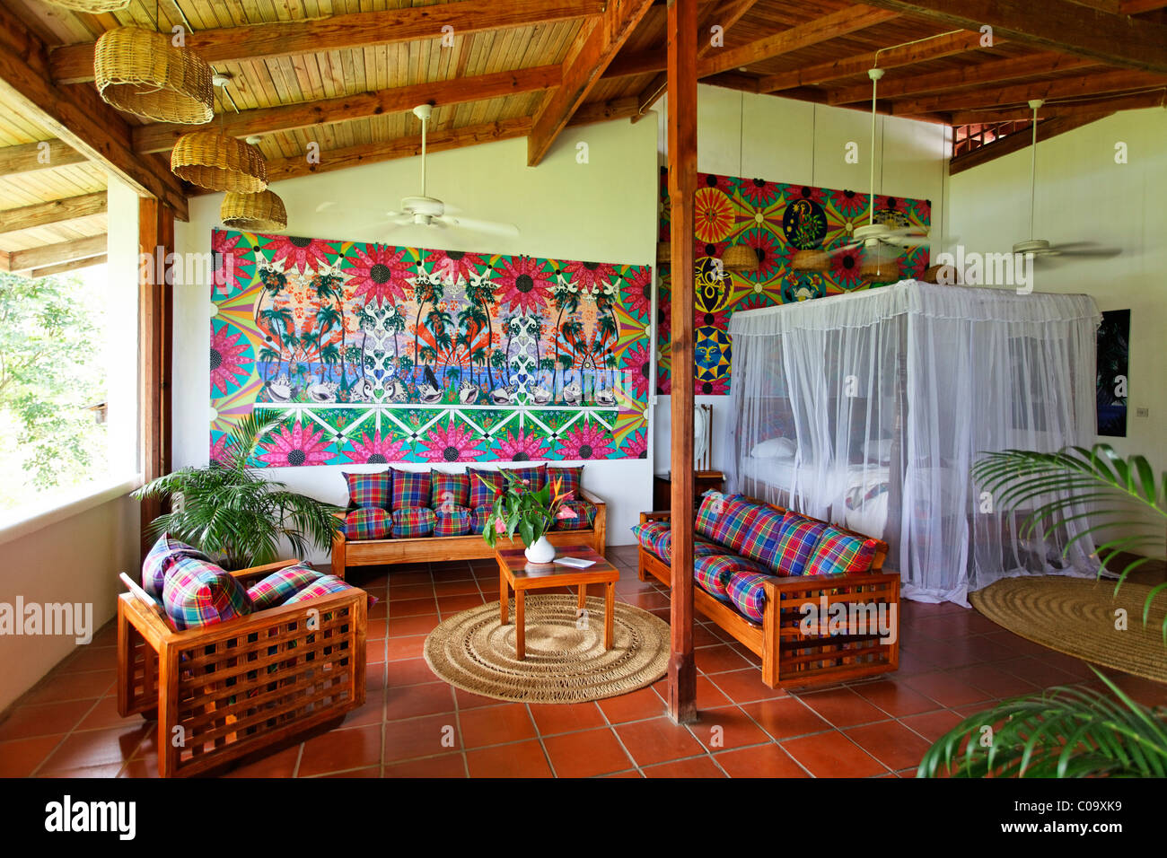 Hotelroom con arte originale di Claude Sandoz, Hotel di lusso e Anse Chastanet Resort, LCA, Saint Lucia, Saint Lucia Foto Stock