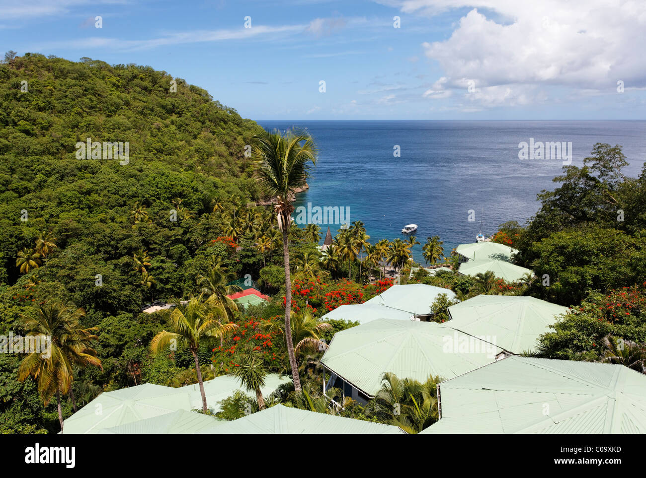 Pubblico Anse Chastanet Bay con tetti di questo Hotel di lusso di Anse Chastanet Resort, Mare, LCA, Saint Lucia, Saint Lucia Foto Stock