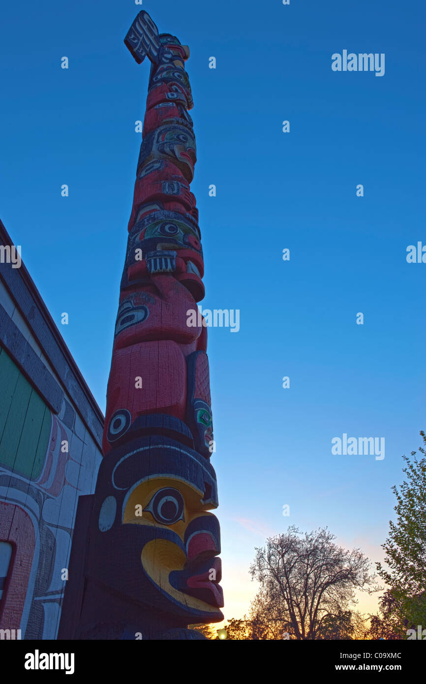 Il totem pole in Thunderbird Park, parte della Royal BC Museum il distretto culturale, a fianco del Royal British Columbia Museum Foto Stock