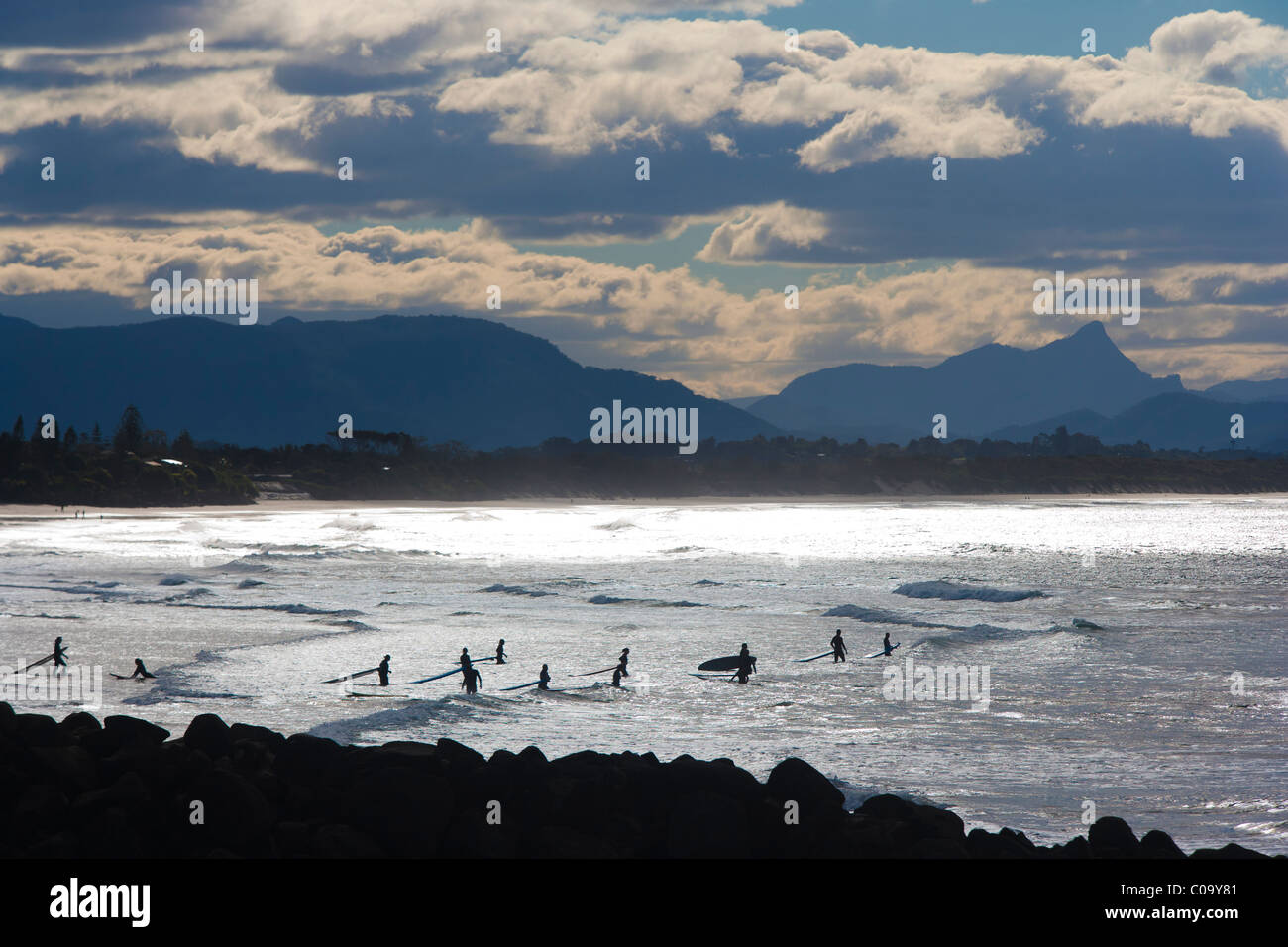 Surf camp didattici entra in acqua per iniziare l'istruzione. Byron Bay, Nuovo Galles del Sud, Australia. Foto Stock