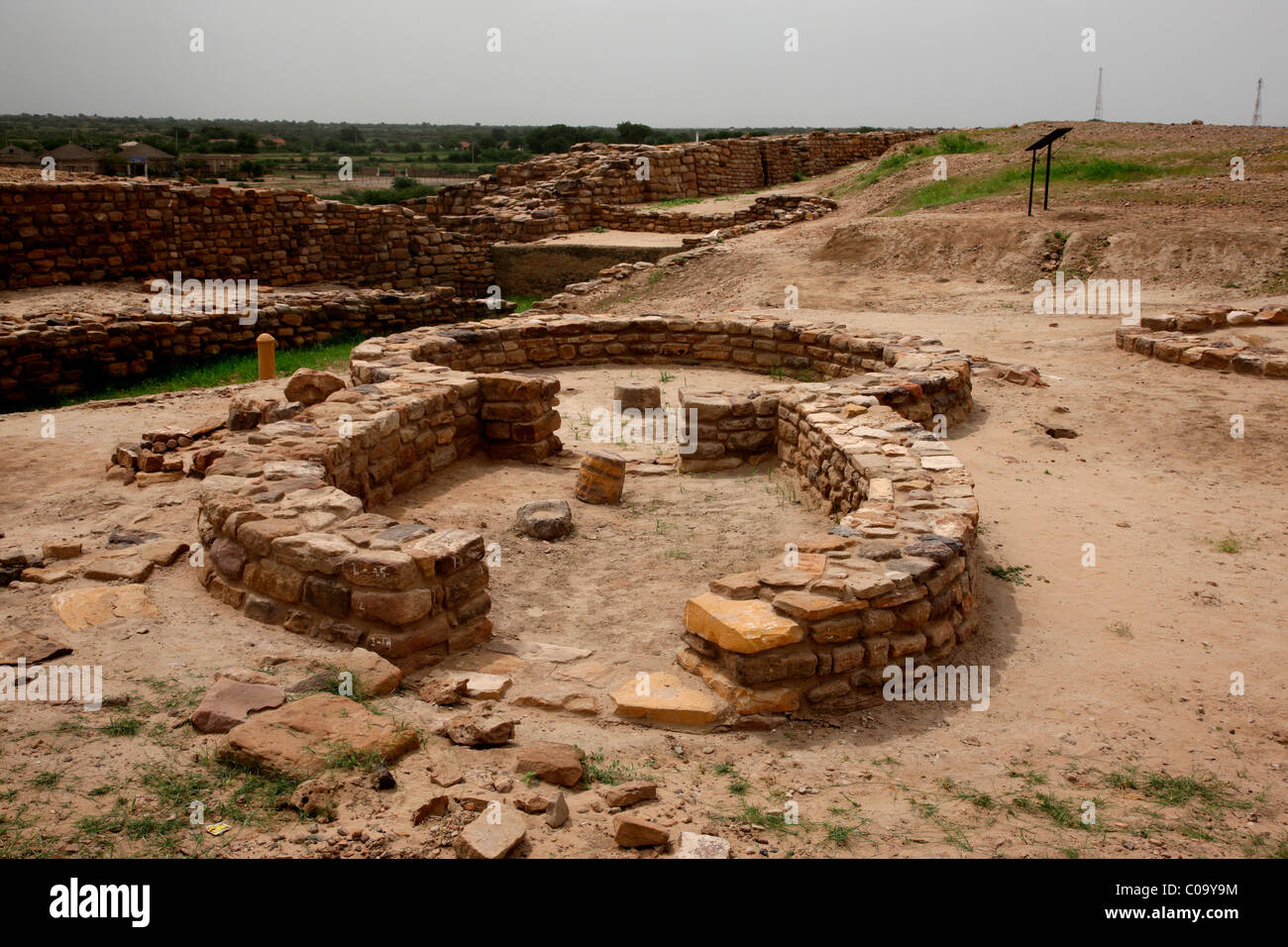 Resti di civiltà Harappan presso il sito di scavo di Dholavira, Gujarat, India Foto Stock