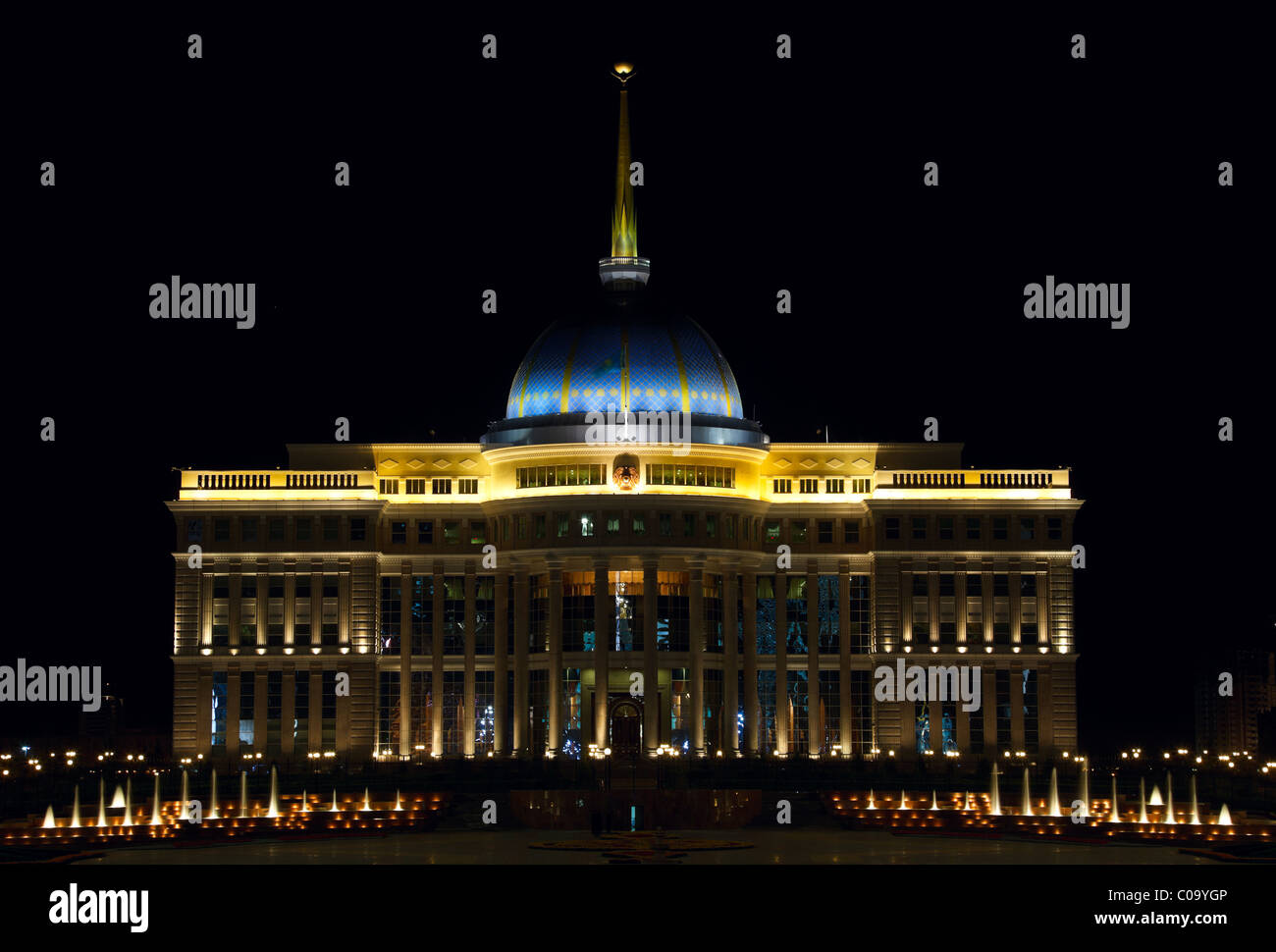 Vista notturna del Presidente palace. Astana in Kazakhstan. Foto Stock