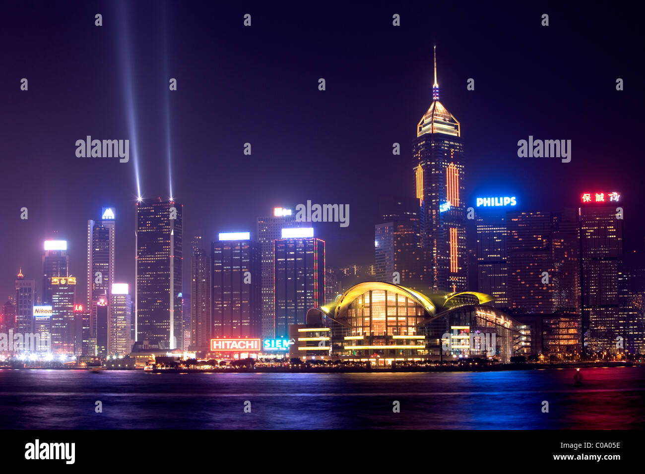 Cina, Hong Kong, vista da kowloon verso l'isola di Hong kong e grattacieli Foto Stock